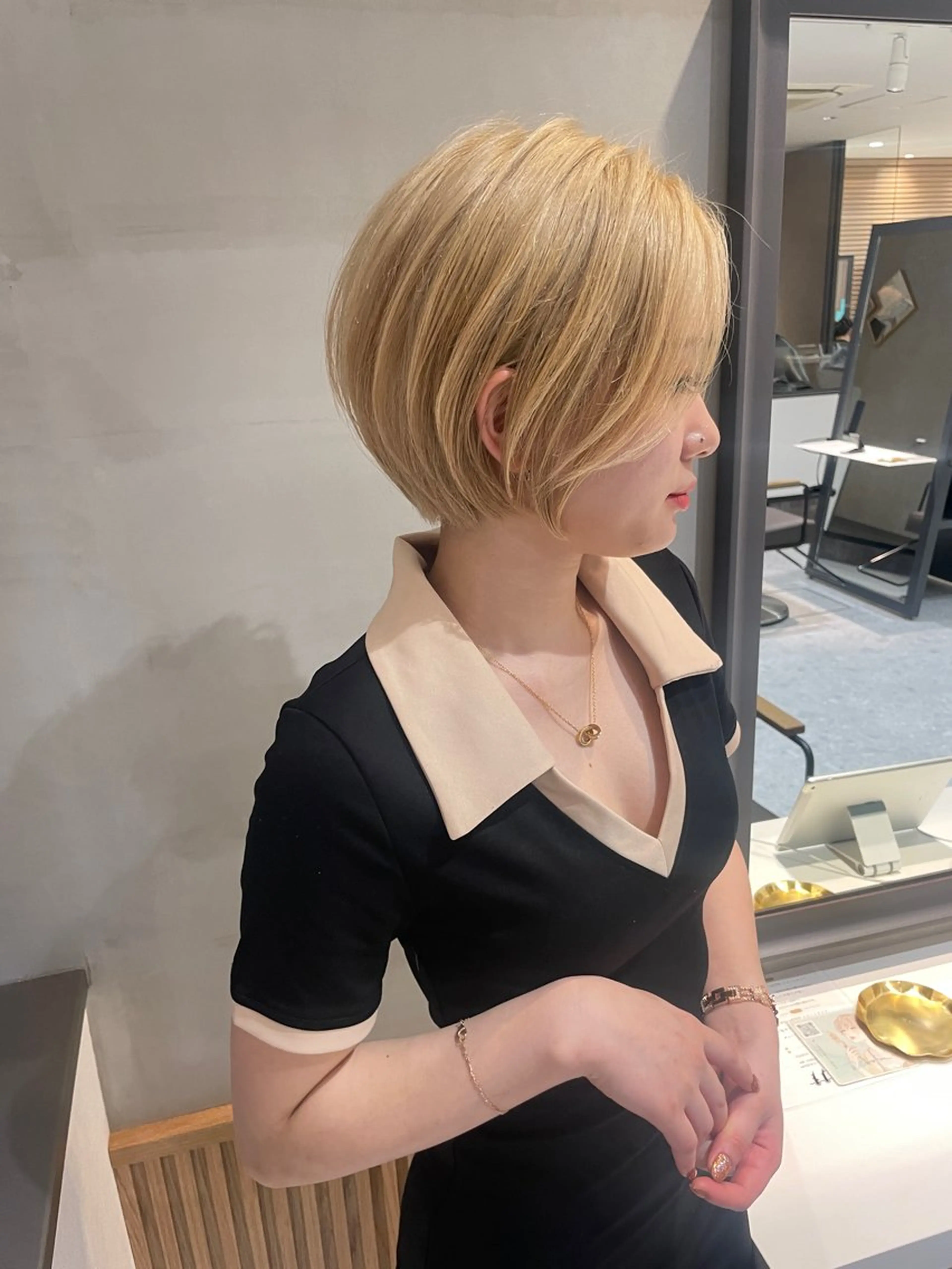ショート カラー ヘアカラー トリートメント 💛美髪ハイトーン LEON🩶のヘアスタイル