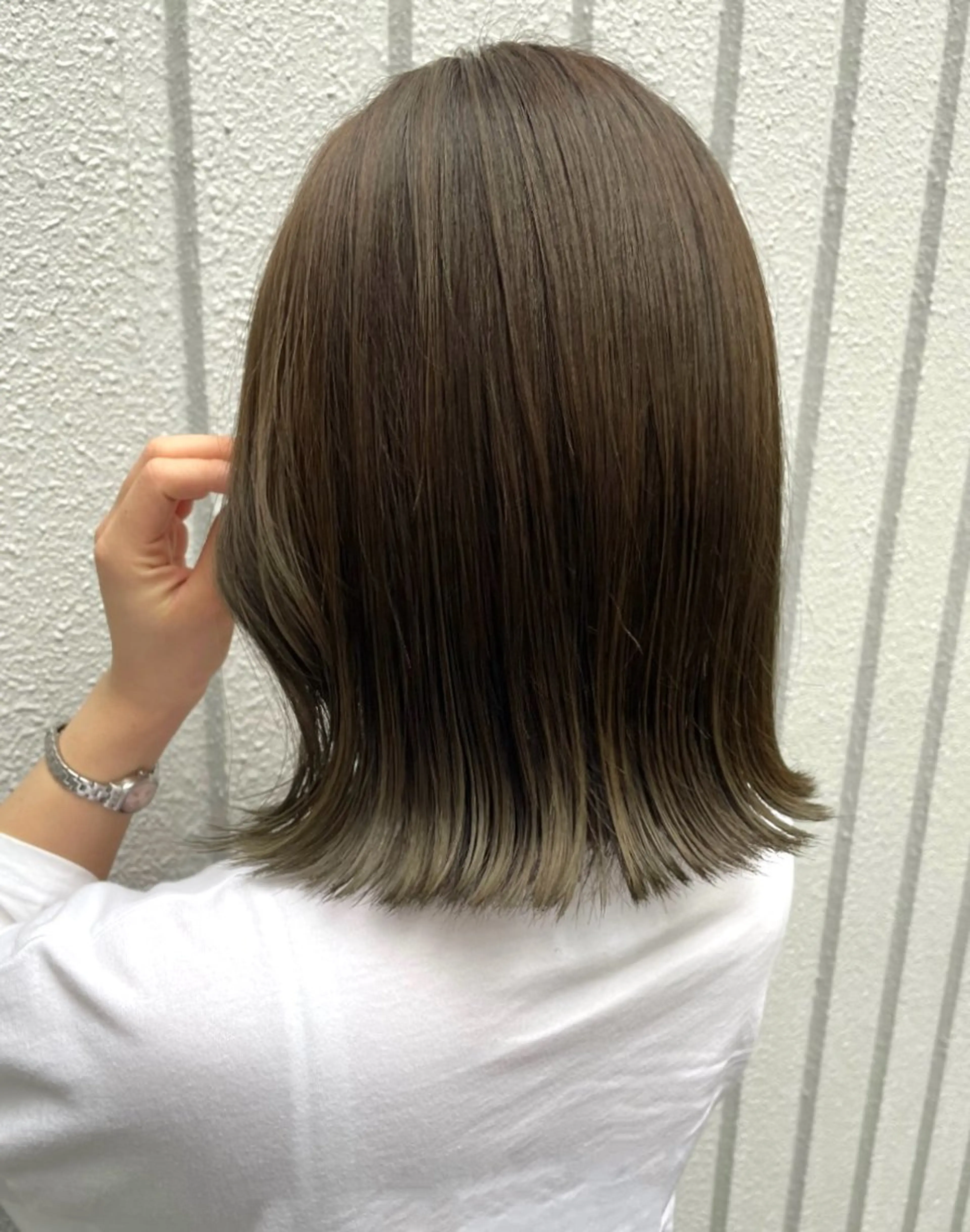 ミディアム カラー 切りっぱなしボブ ベージュカラー ブラウンカラー オリーブベージュ オリーブブラウン TIECHEL所属・韓国ナチュラル・ ベージュ/落合夏希のヘアスタイル