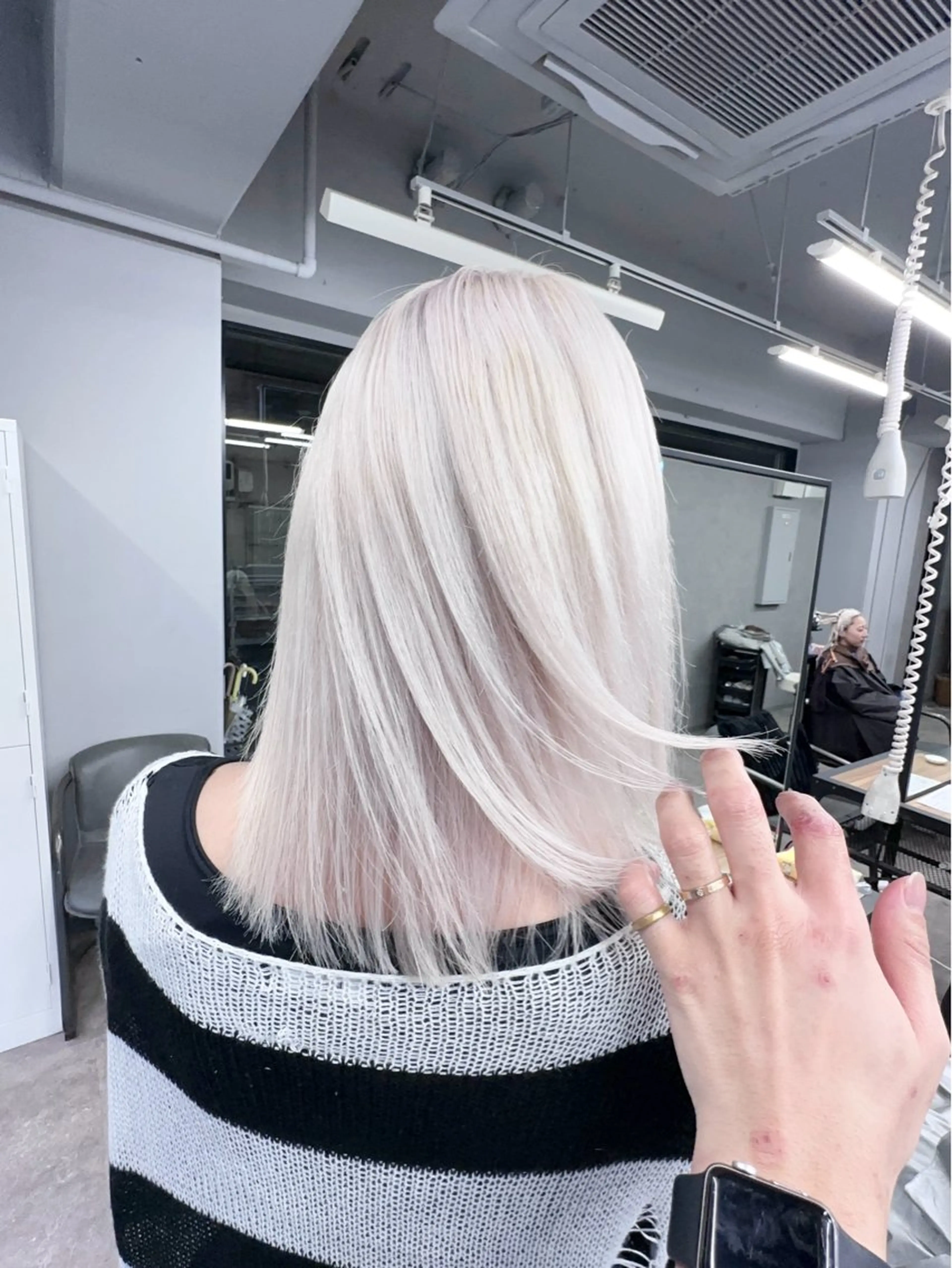 ロング ヘアカラー 前髪カット🩶レイヤ ー🩶ハイトーン🩶のヘアスタイル
