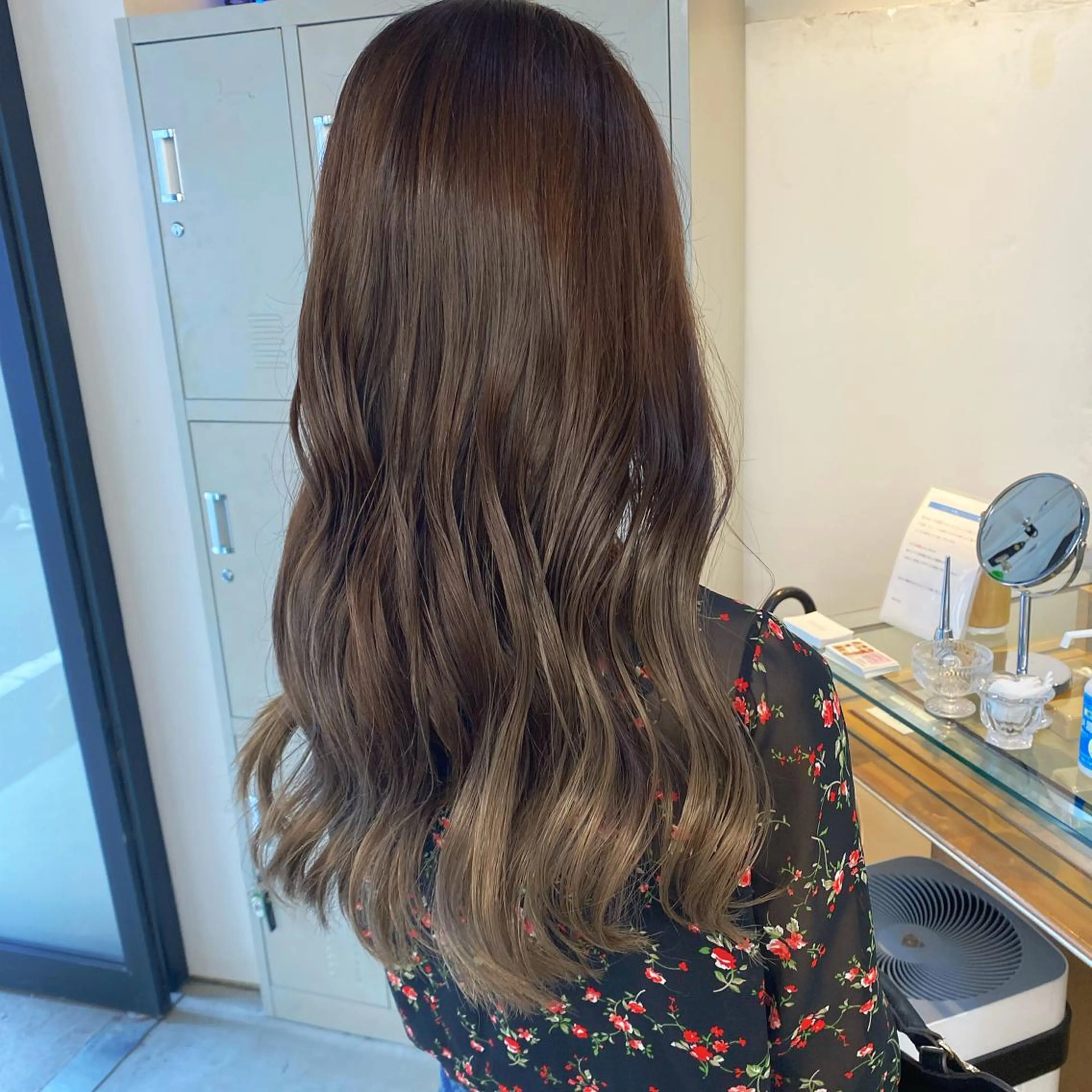 ロング カラー パーマ ヘアアレンジ メンズ マツエク・マツパ グラデーションカラー グレージュ ミルクティーグレージュ 暖色系/透明感 治野心のヘアスタイル