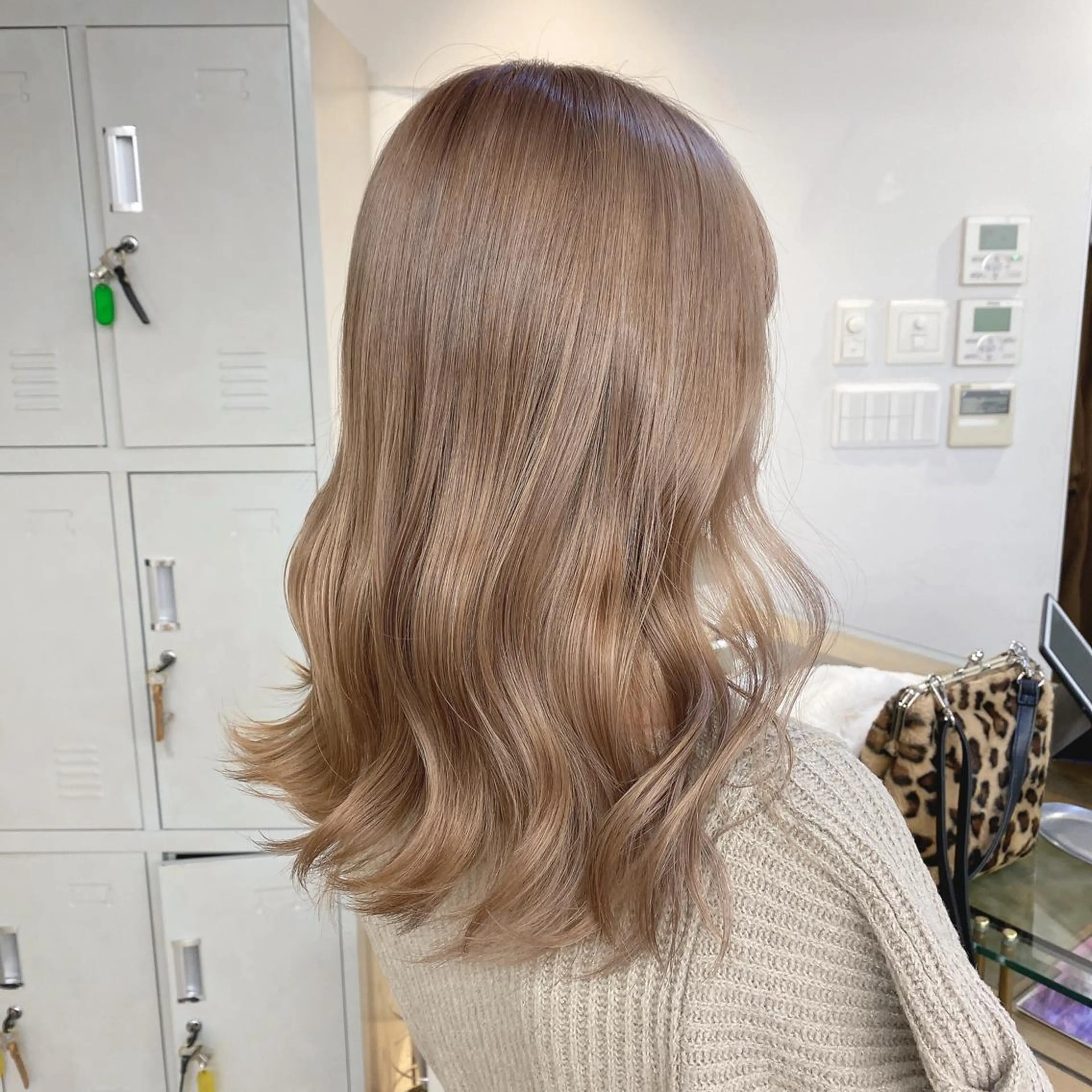 セミロング カラー パーマ ヘアアレンジ メンズ キッズ ネイル マツエク・マツパ アイブロウ ベージュカラー ミルクティーベージュ 暖色系/透明感 治野心のヘアスタイル