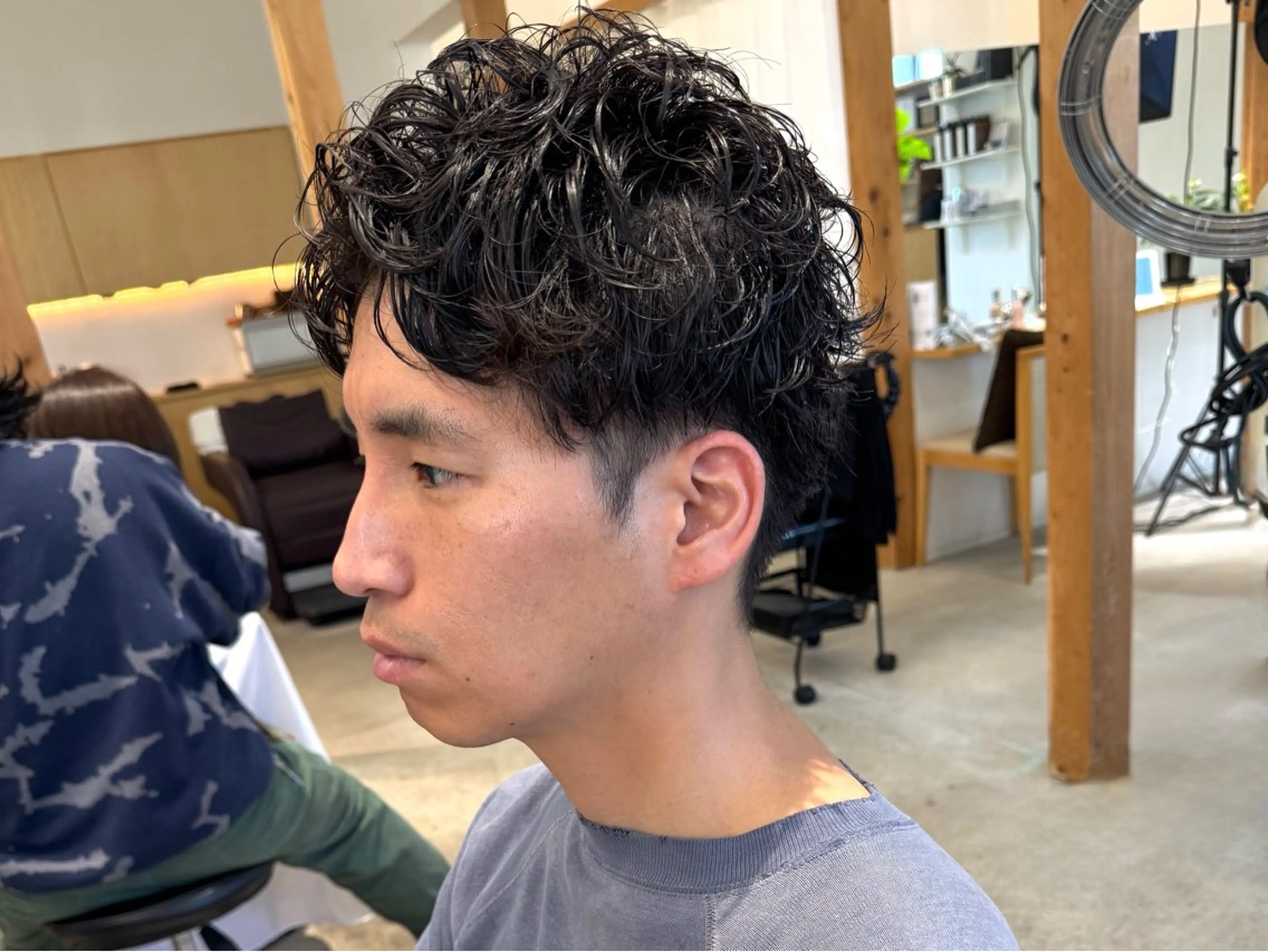ショート パーマ メンズ アップバング メンズパーマ ショートヘア カット パーマ トリートメント 服部 雄輝のヘアスタイル