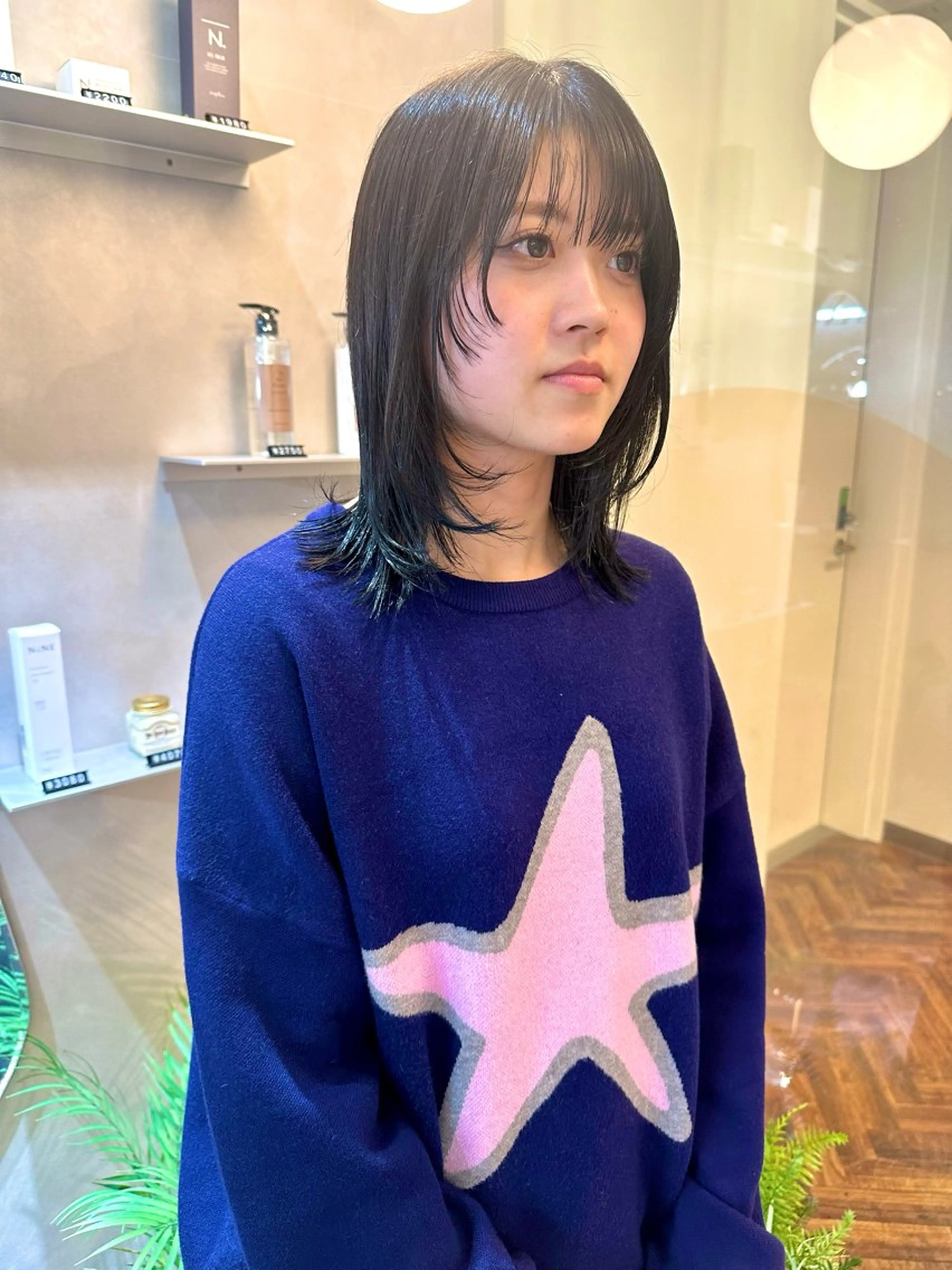 ミディアム カラー 黒髪 ブルーカラー ブルーブラック 顔まわりレイヤー 顔周りカット カット ヘアカラー トリートメント Zina🤍 yukinaのヘアスタイル