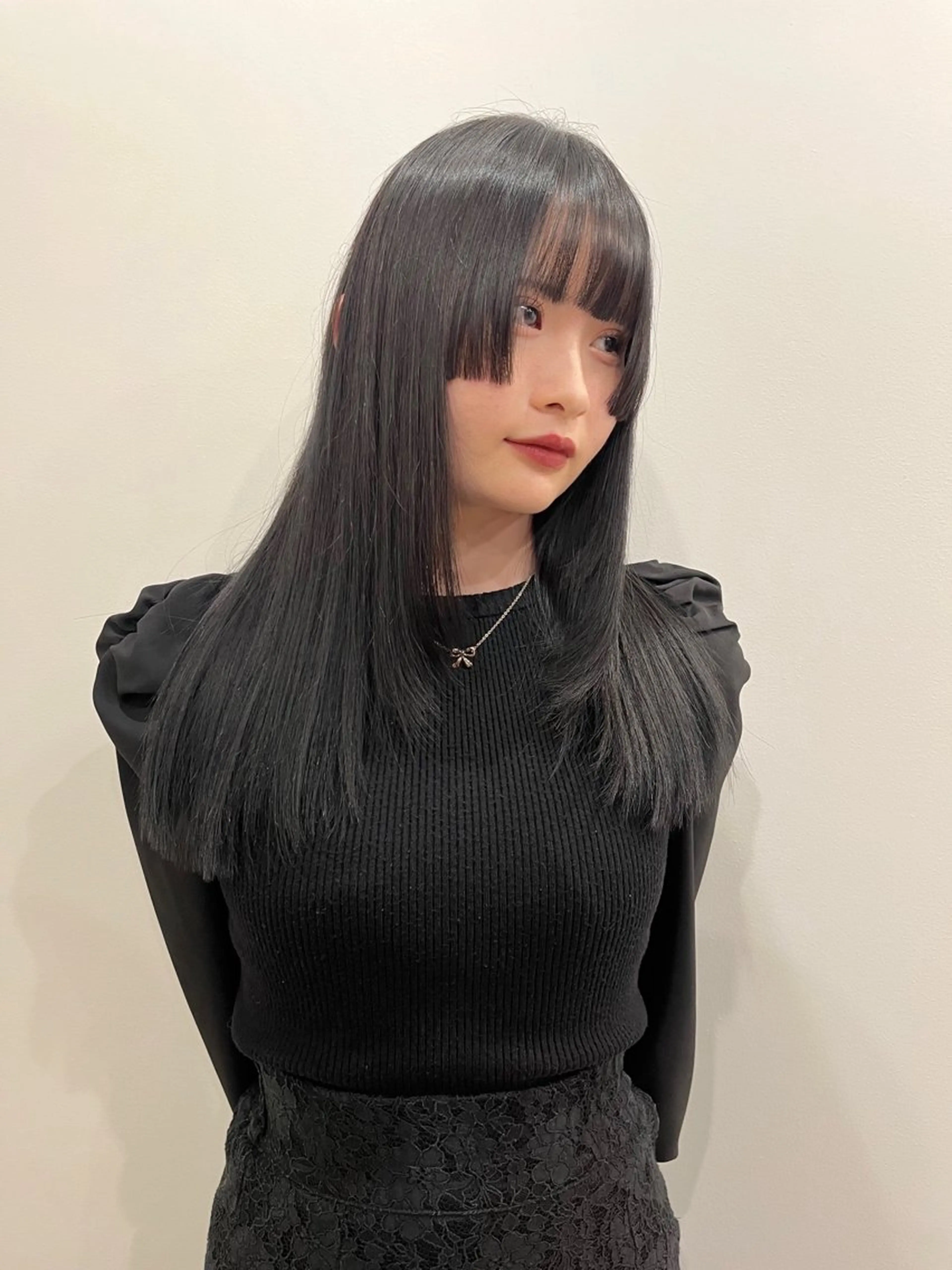 ロング カラー ダークグレー レイヤーカット カット ヘアカラー トリートメント behov所属・柔らかハイトーン 🤎Tsubasaのヘアスタイル