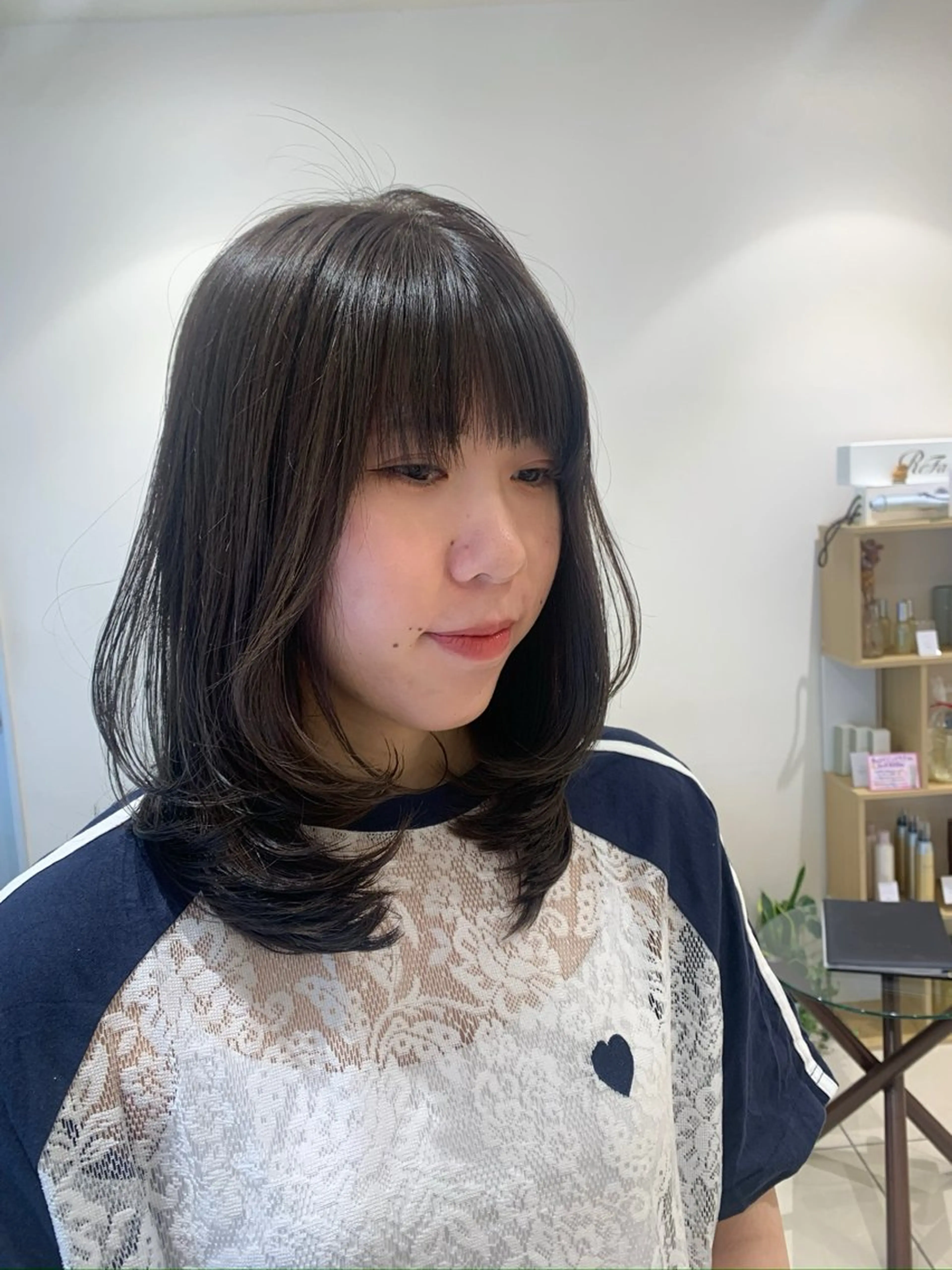 セミロング カット ヘアカラー トリートメント 韓国レイヤー🪽 耳ツボジュエリーのヘアスタイル