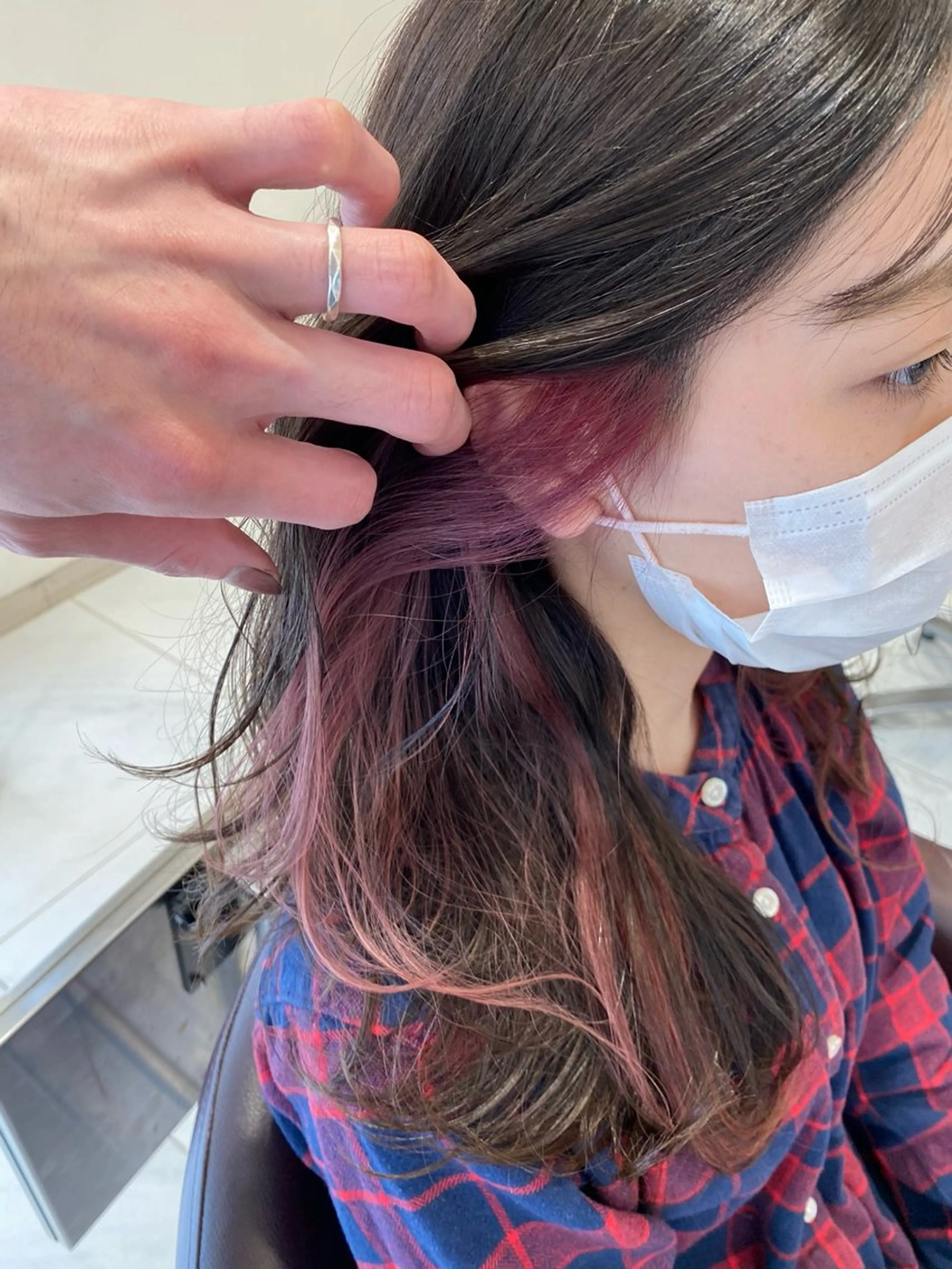 セミロング カラー ブリーチ ケアブリーチ イヤリングカラー インナーカラー ピンクカラー 山脇 聖竜のヘアスタイル