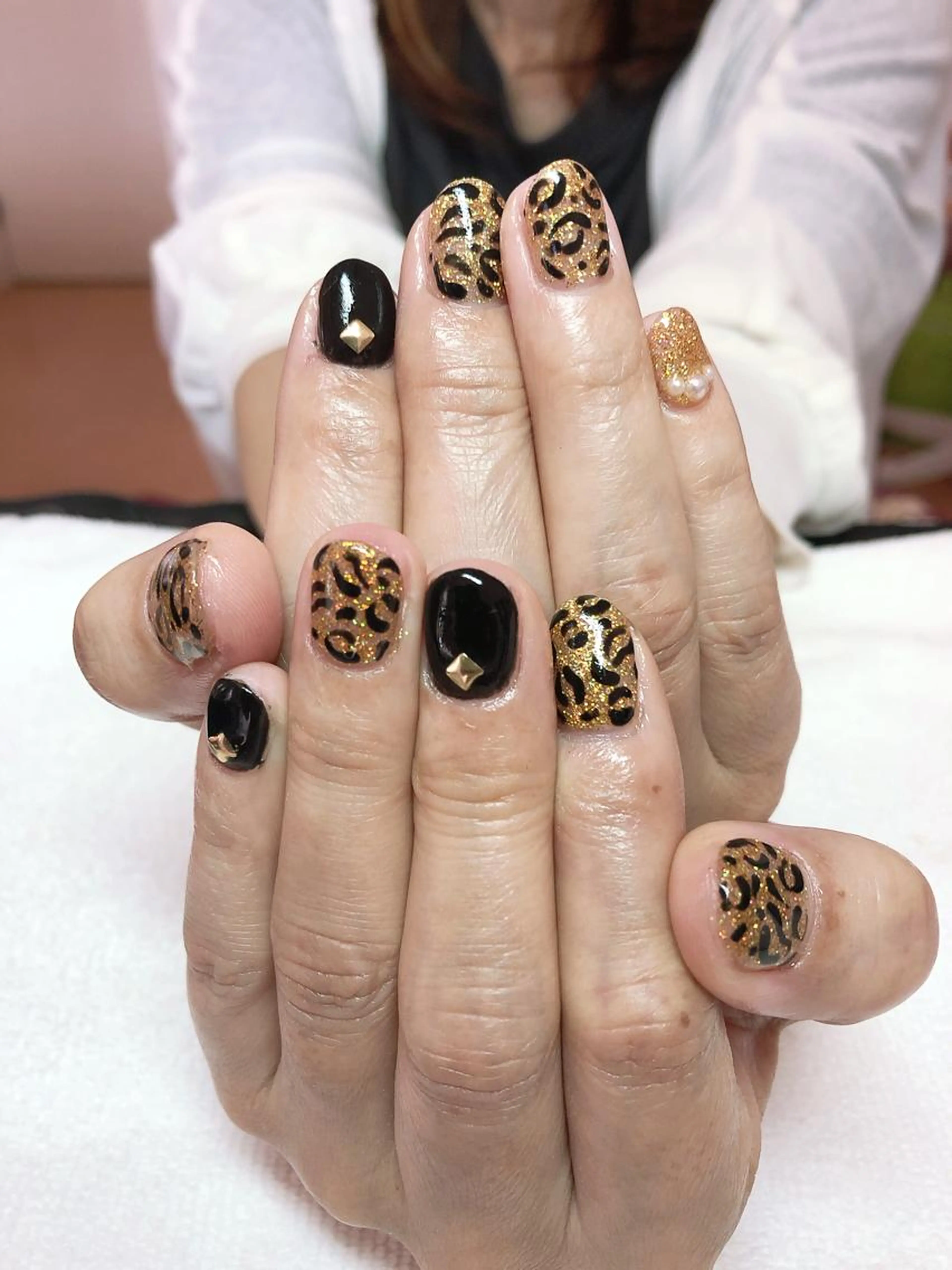 持込ﾃﾞｻﾞｲﾝ(ﾊﾝﾄﾞNail)ｵﾌ無し※ﾊﾟｰﾂ、ｱｰﾄ等要相談(別途ﾌﾟﾗｽ料金有)※ｹｱ込み、仕上げｵｲﾙ付きの写真