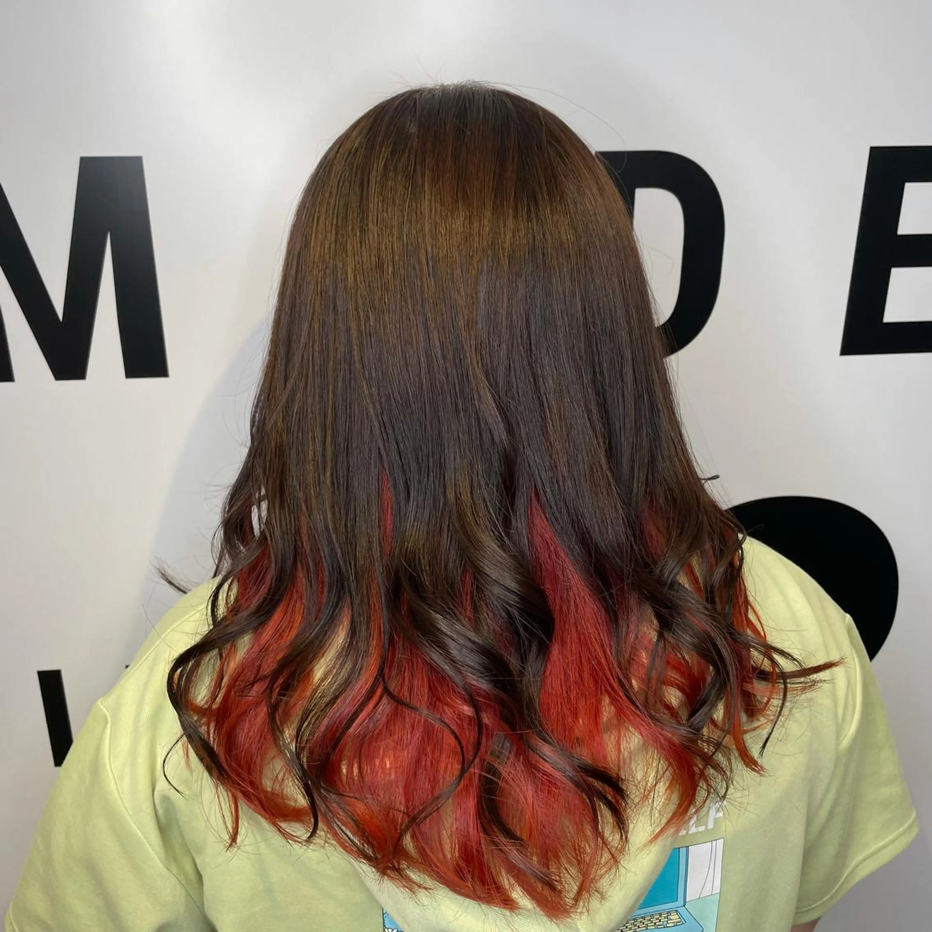 セミロング カラー インナーカラー レッドカラー カット haconeco【ハコネコ】所属・小川 舜人のヘアスタイル
