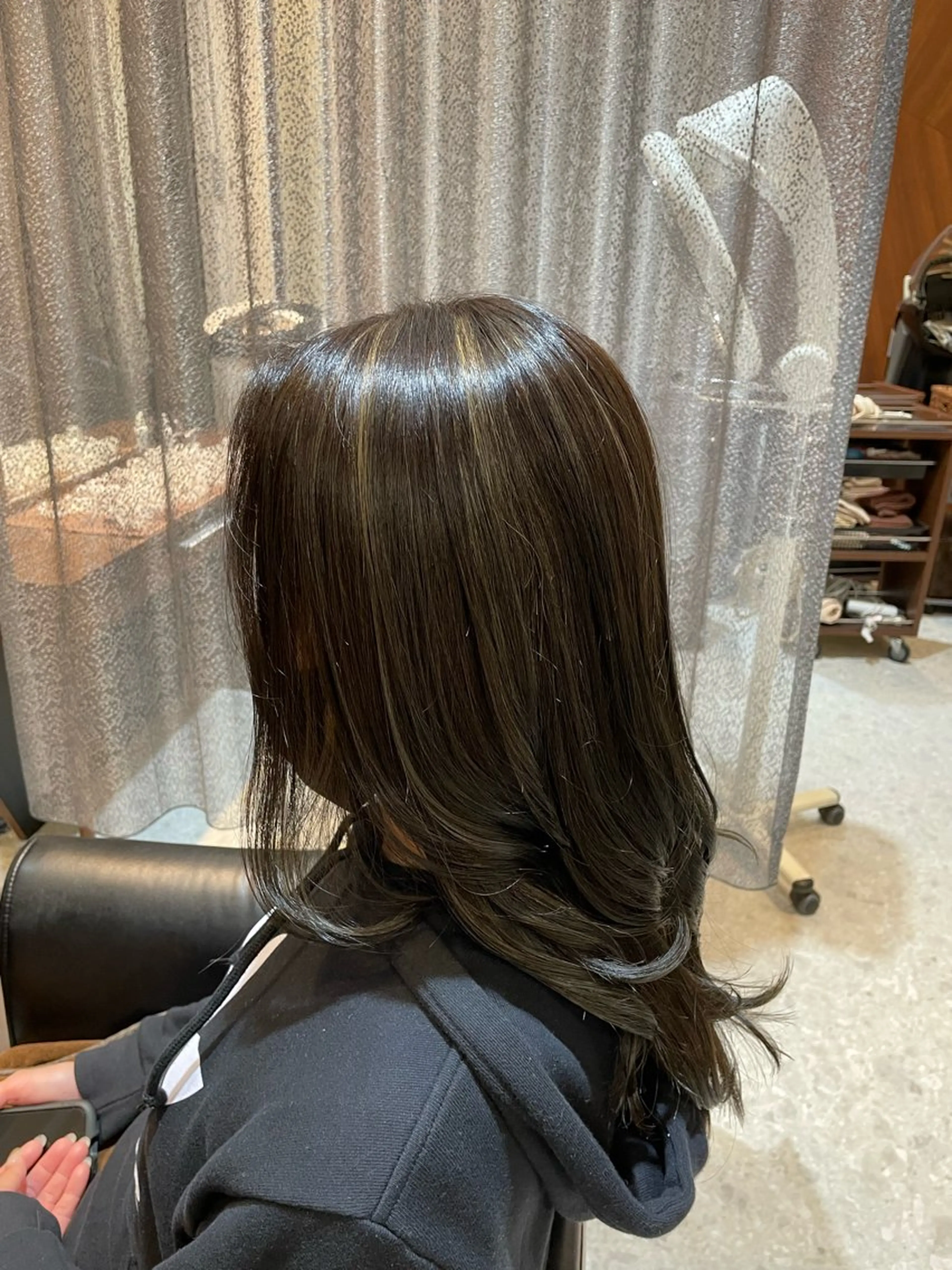 セミロング カラー アッシュ ブリーチ ハイライトカラー ハイライト 森 亜衣のヘアスタイル