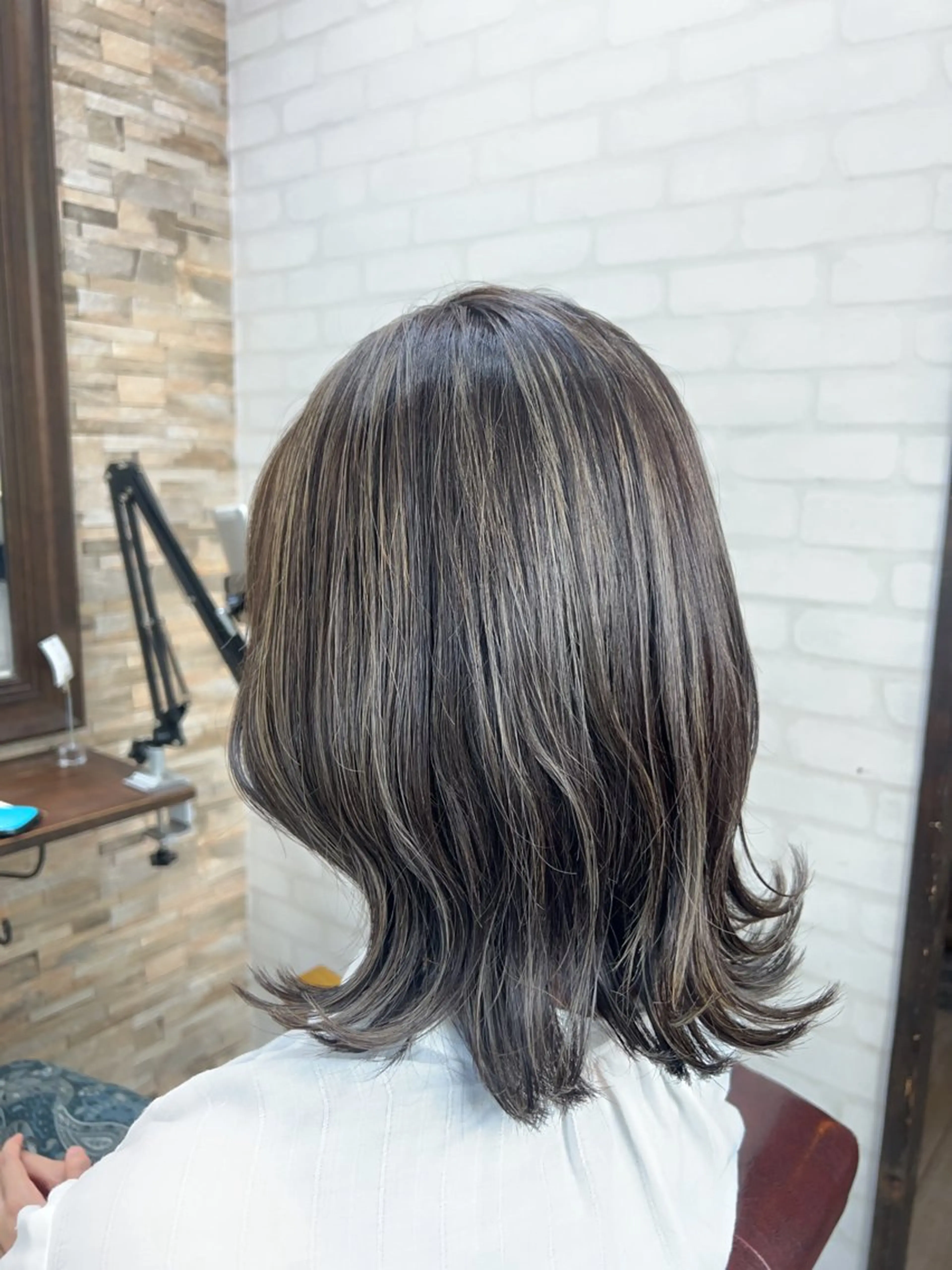 ミディアム カラー グレージュ ハイライトカラー ハイライト ヘアカラー トリートメント 多賀 順平のヘアスタイル