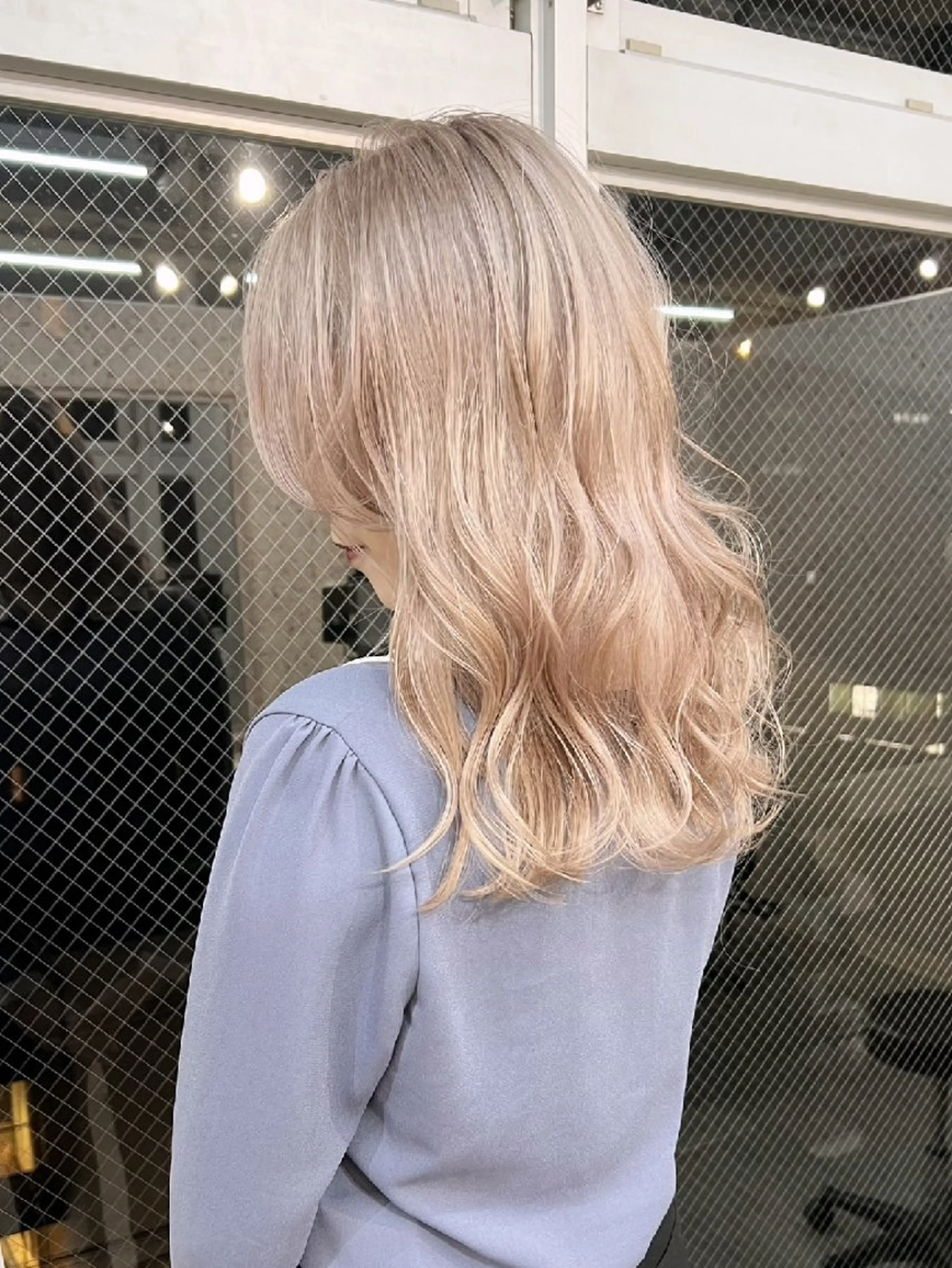 カラー ミディアム ブリーチ ブロンド ダブルカラー グレージュ インナーカラー ヘアカラー mood 髪質改善 ダブルカラーのヘアスタイル