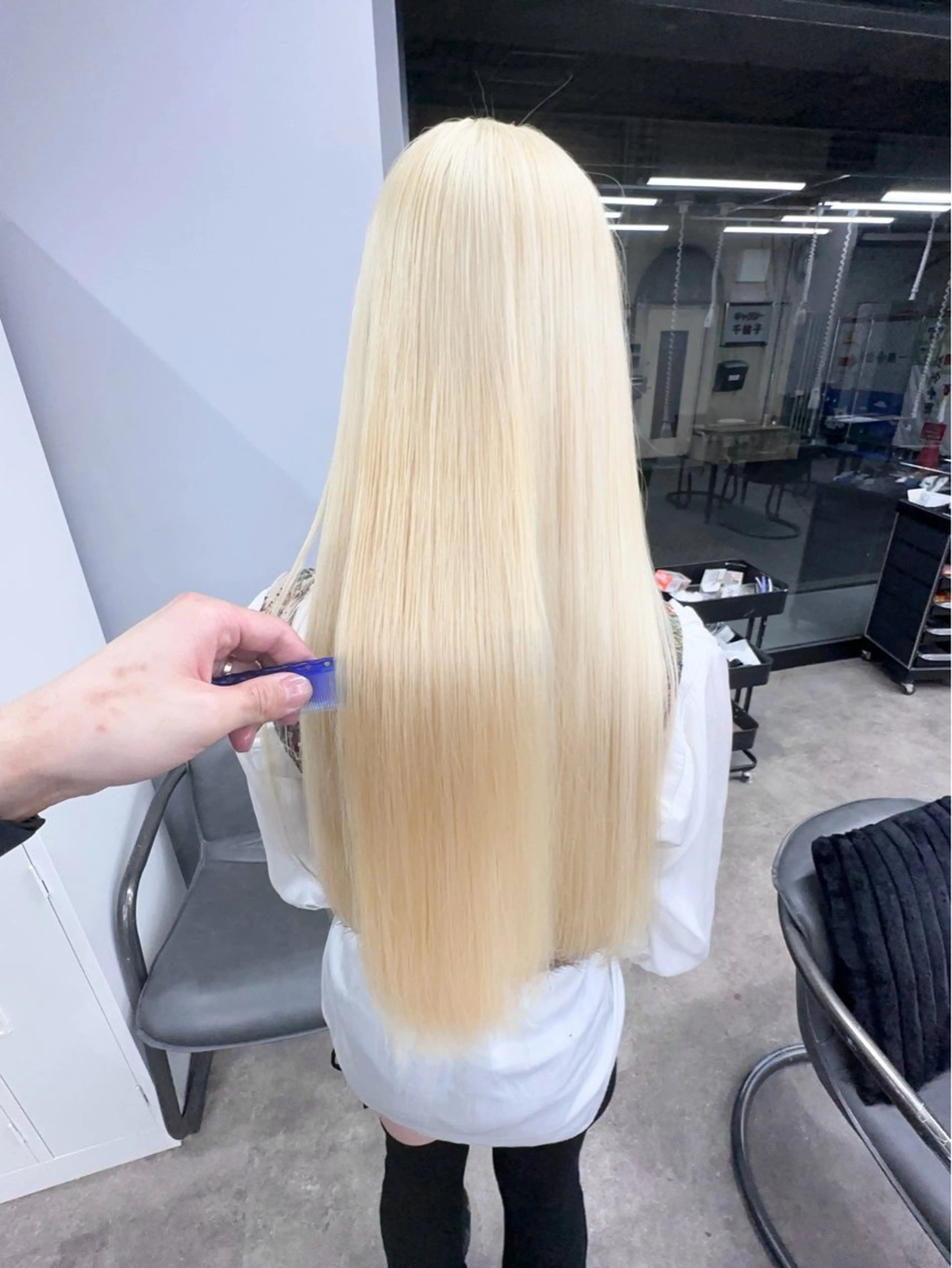 ロング ヘアカラー 前髪カット🩶レイヤ ー🩶ハイトーン🩶のヘアスタイル