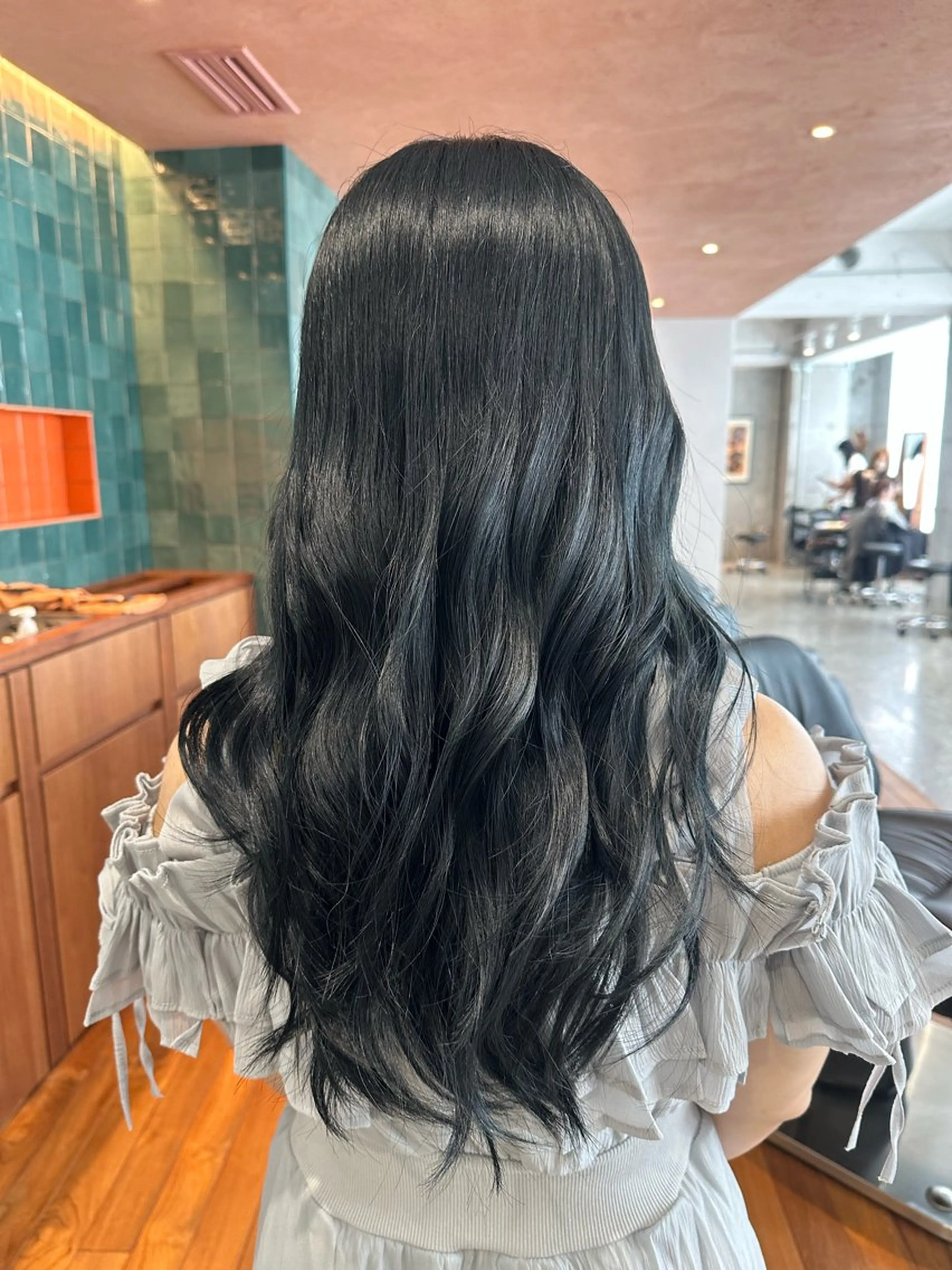 ロング カラー 黒髪 ブルーカラー ブルーブラック ヘアカラー トリートメント 金澤 花のヘアスタイル