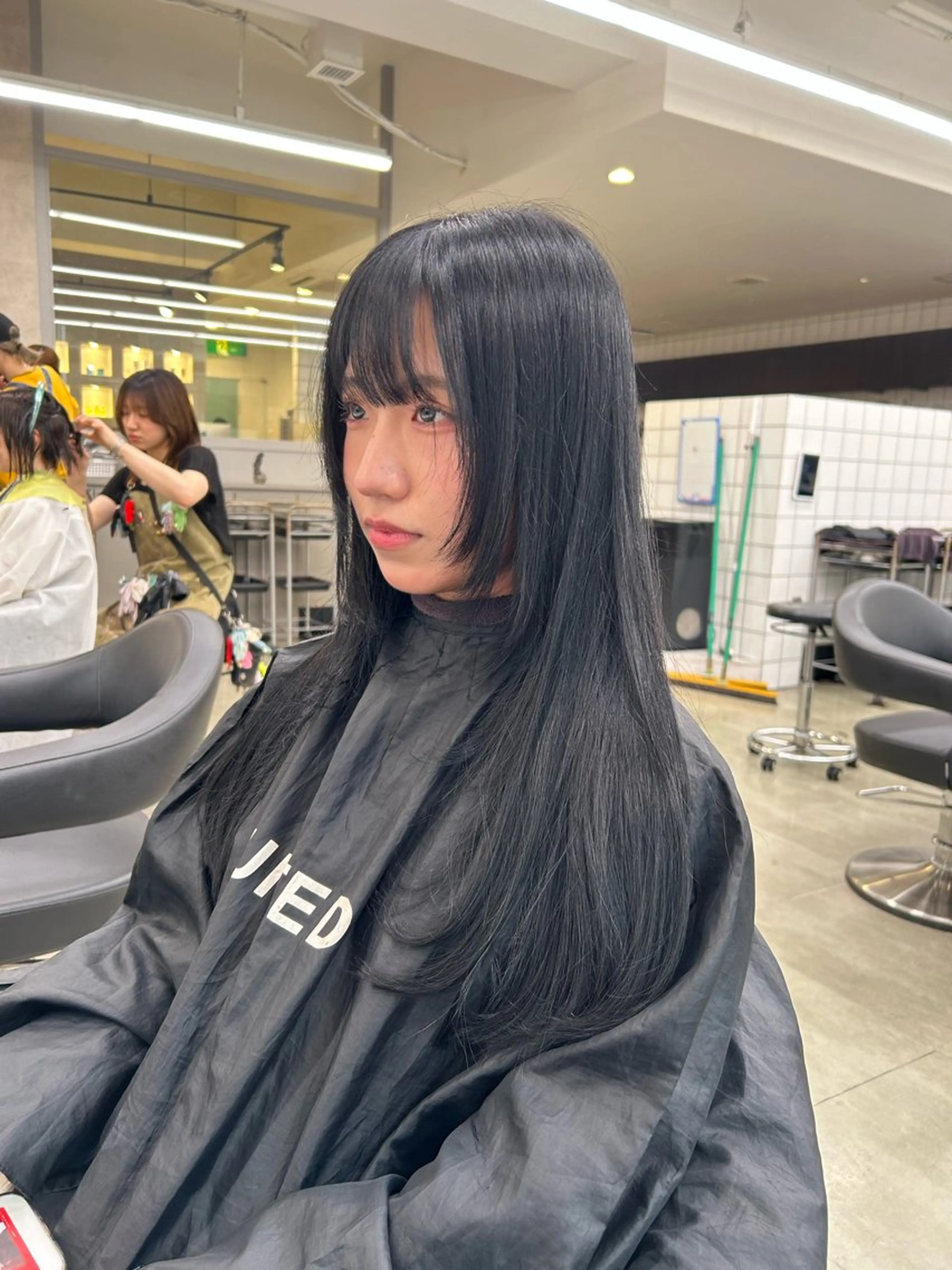 ロング カラー カット ヘアカラー トリートメント ヘッドスパ 韓国ヘア暗髪 ダブルカラーメンズ可のヘアスタイル