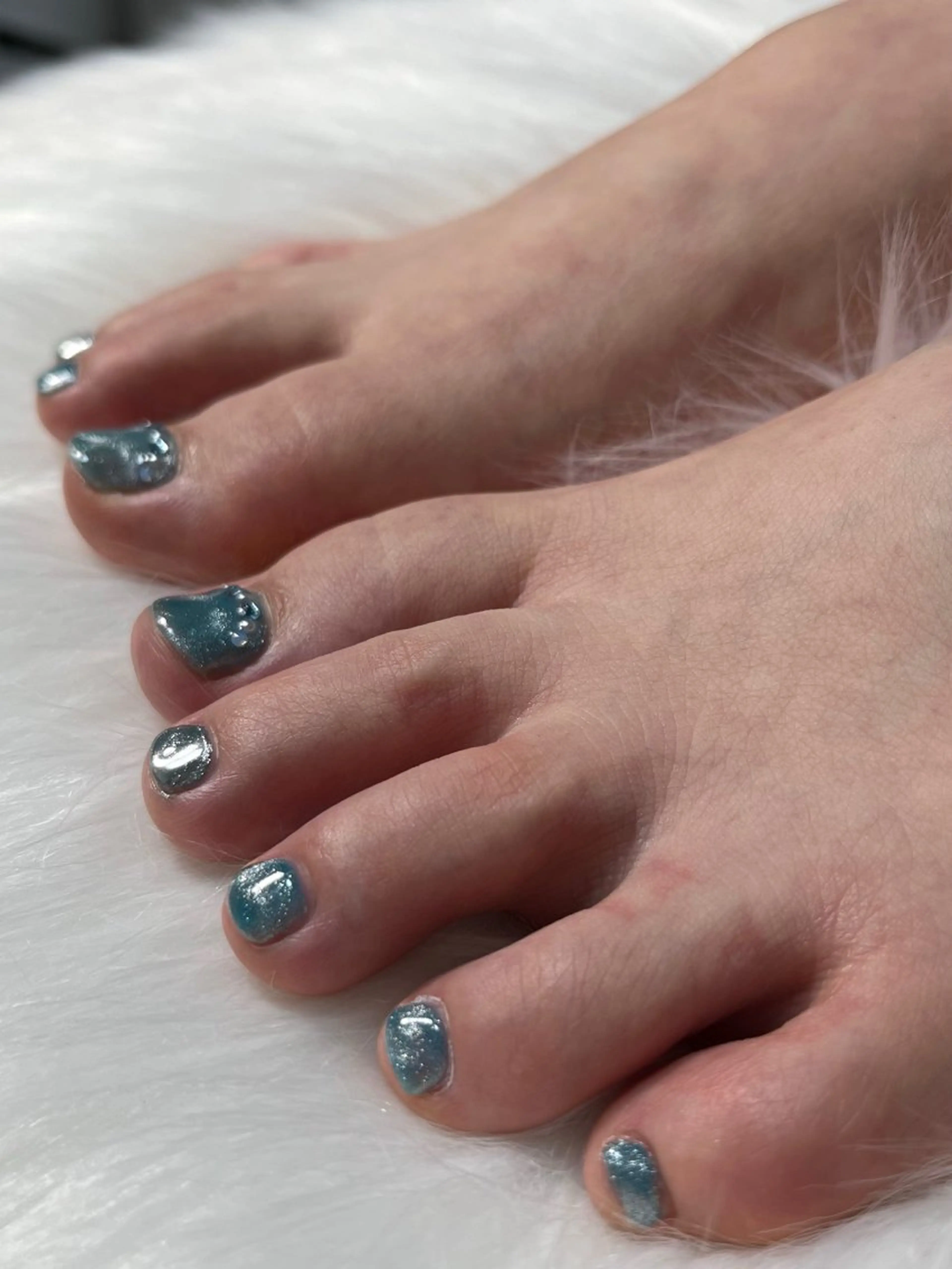 ネイル ブルー フットネイル キラキラネイル ラメ(グリッター) シルバー フットネイル Nail salon Hanakoのネイルデザイン