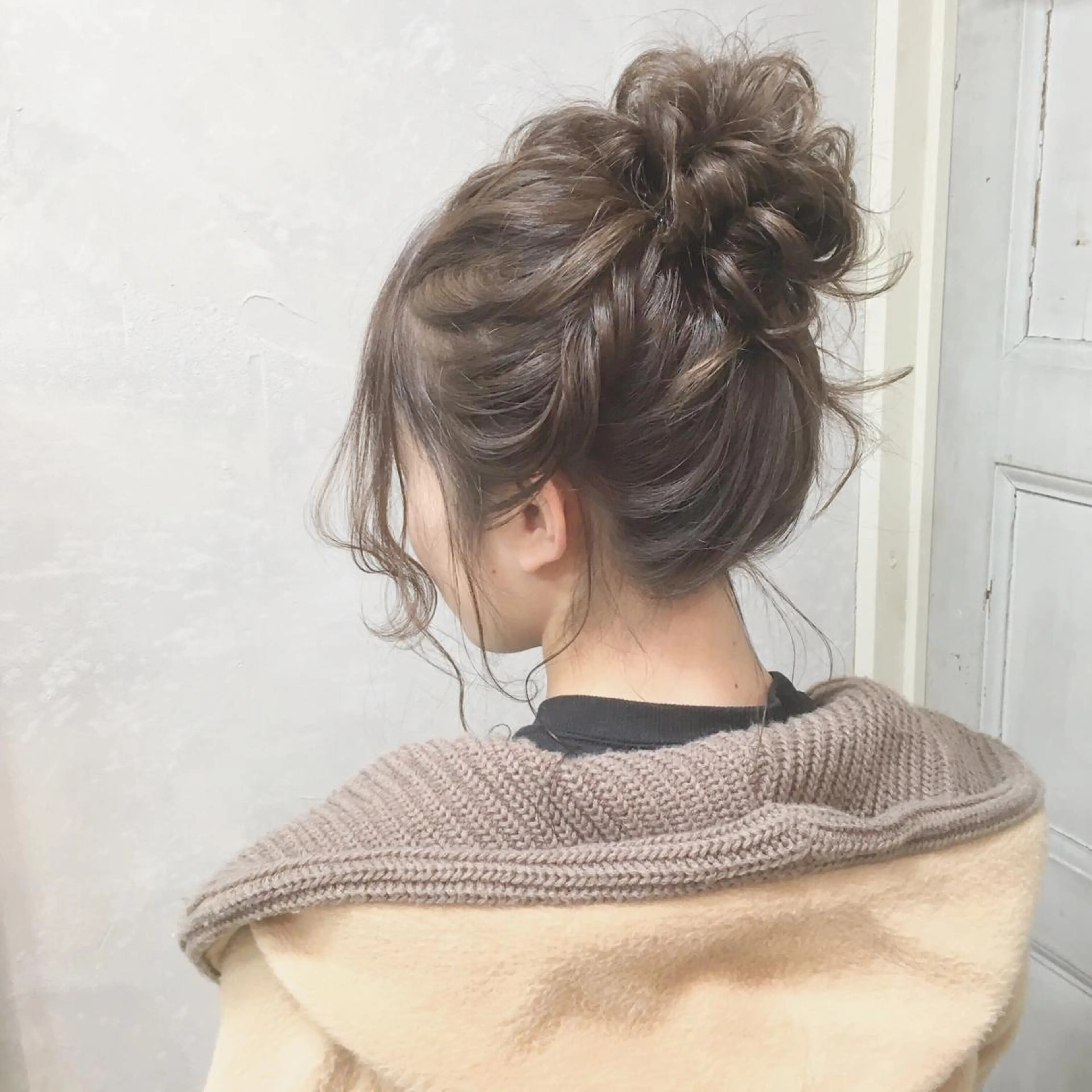 ロング カラー ヘアアレンジ お団子ヘア ベージュカラー フォギーベージュ autre所属・大久保 ひでなりのヘアスタイル