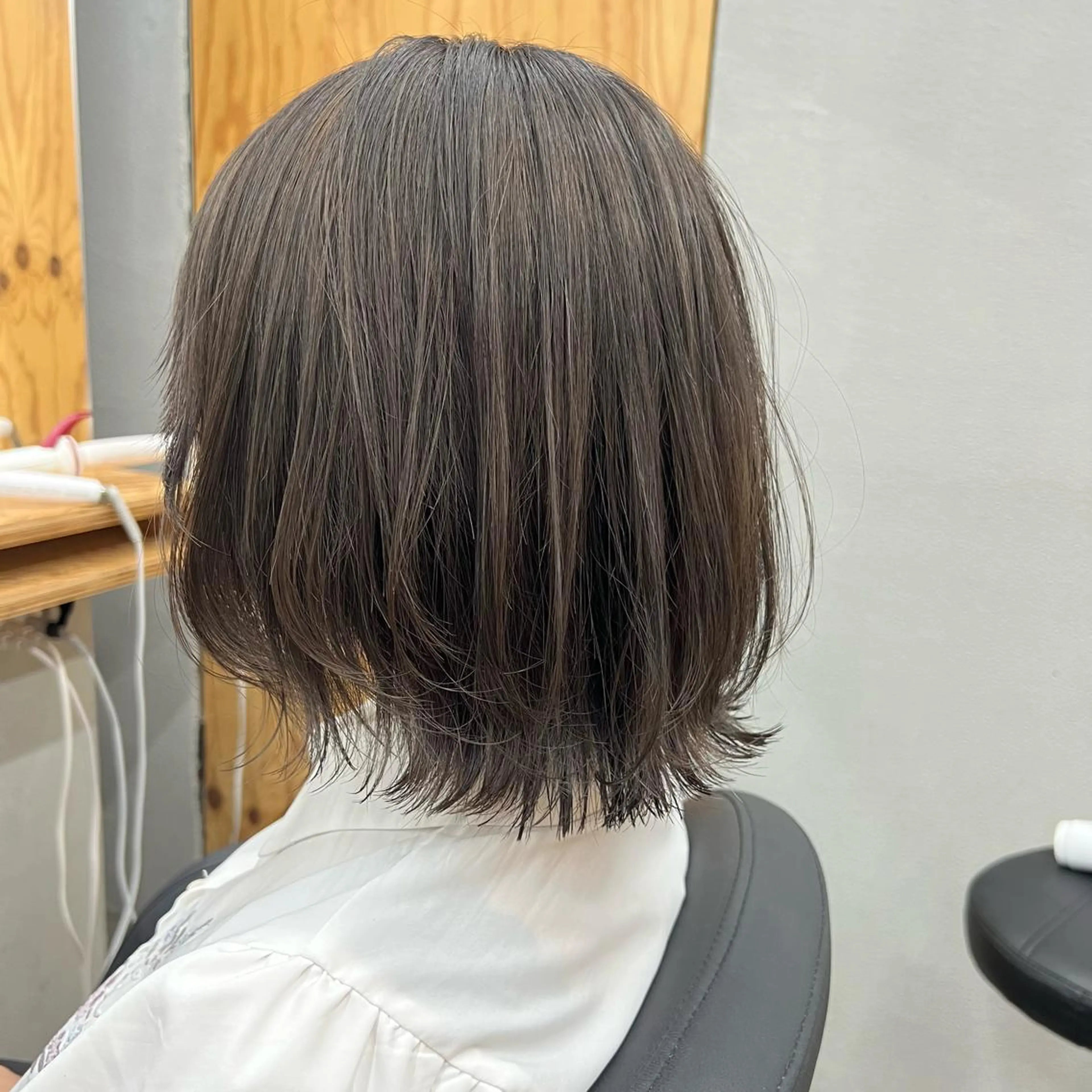 ショート カラー ボブレイヤー ブリーチ グレージュ ボブ レイヤーカット カット ヘアカラー トリートメント お顔まわりカット🌱 emo.村松泉綺のヘアスタイル