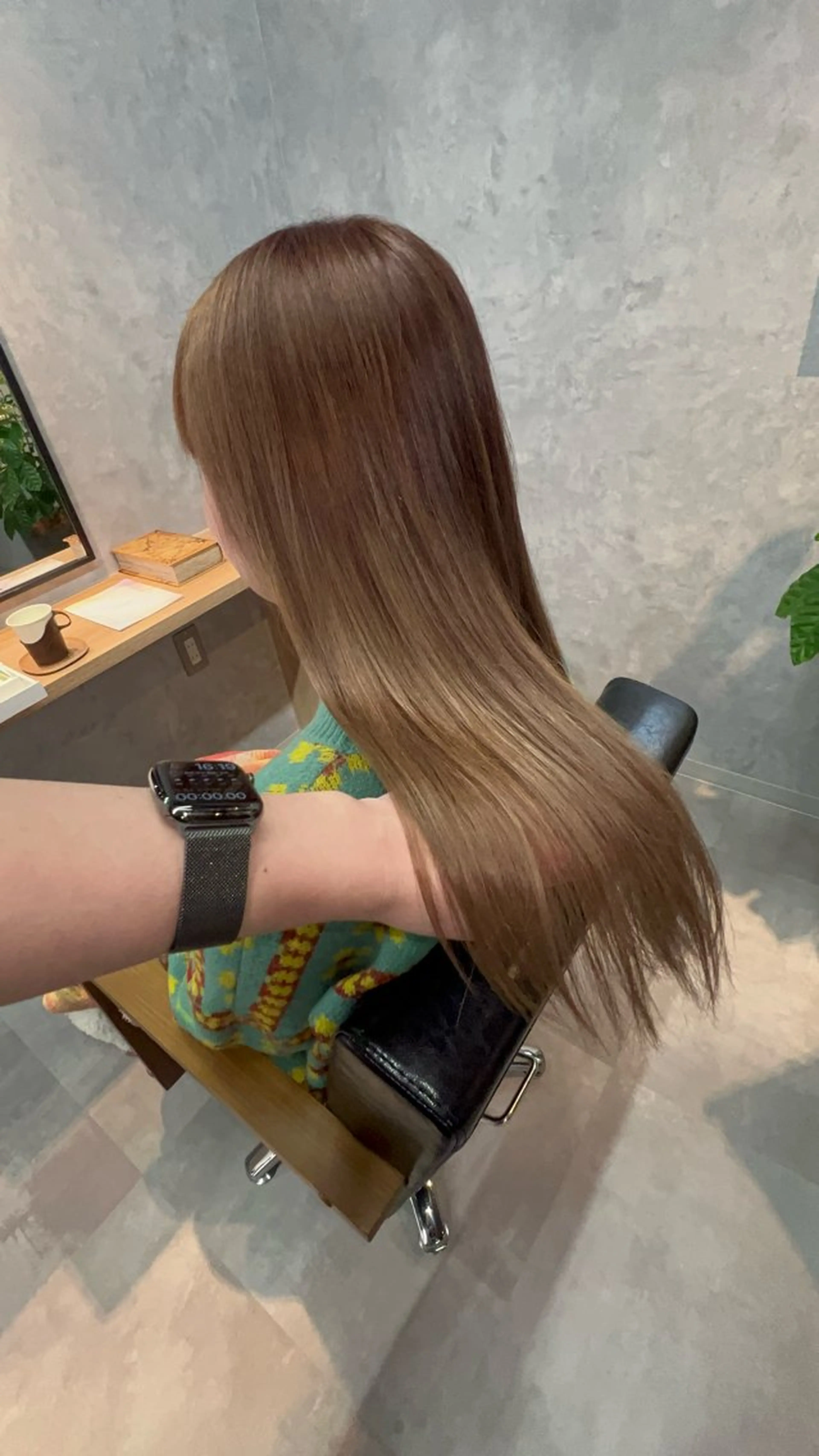 ロング motoトップカラー リスト/ブリーチカラのヘアスタイル