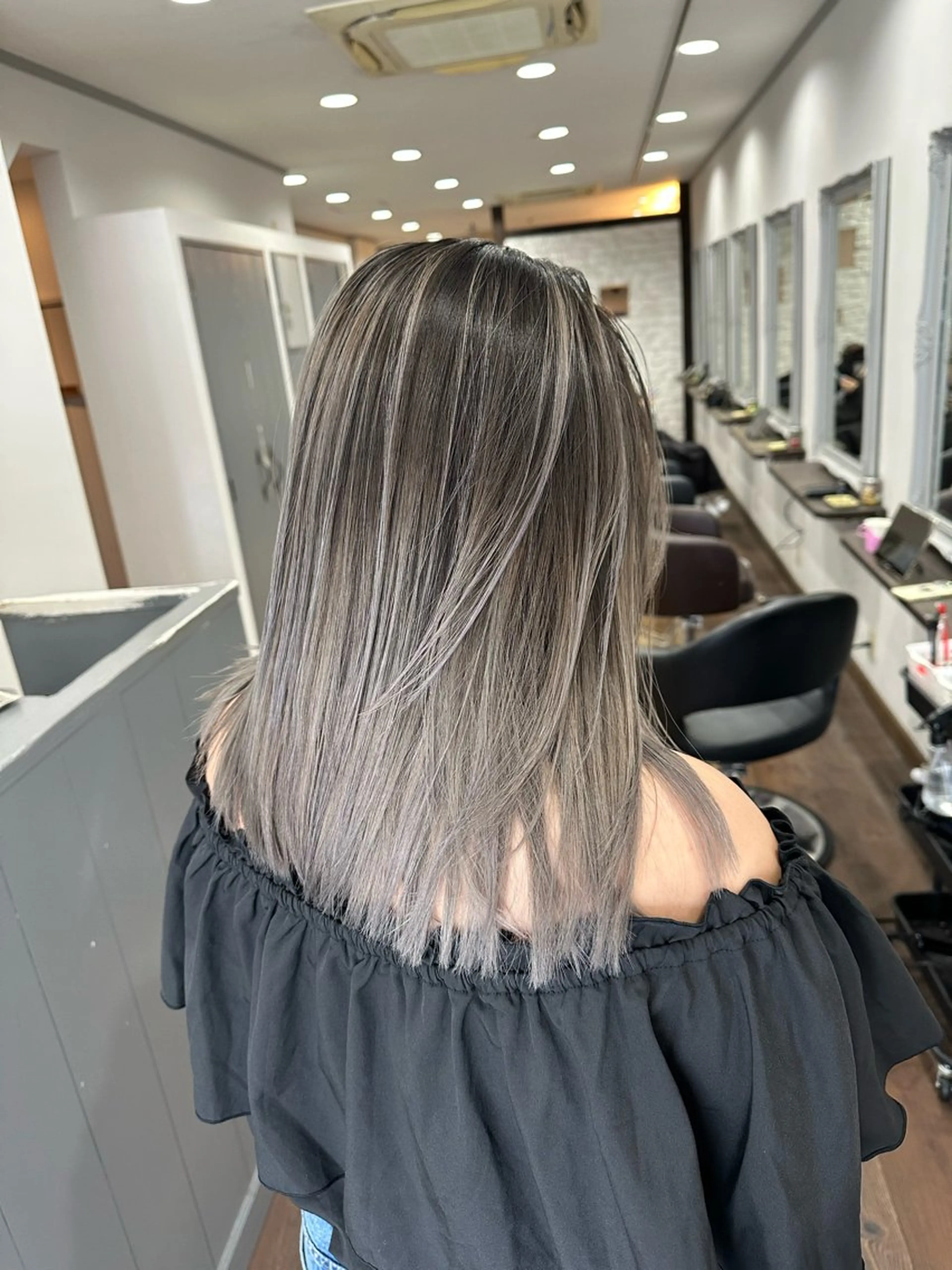ミディアム レイヤーカット カット ヘアカラー トリートメント _White広島所属・バレイヤージュ 隅中秀弥のヘアスタイル