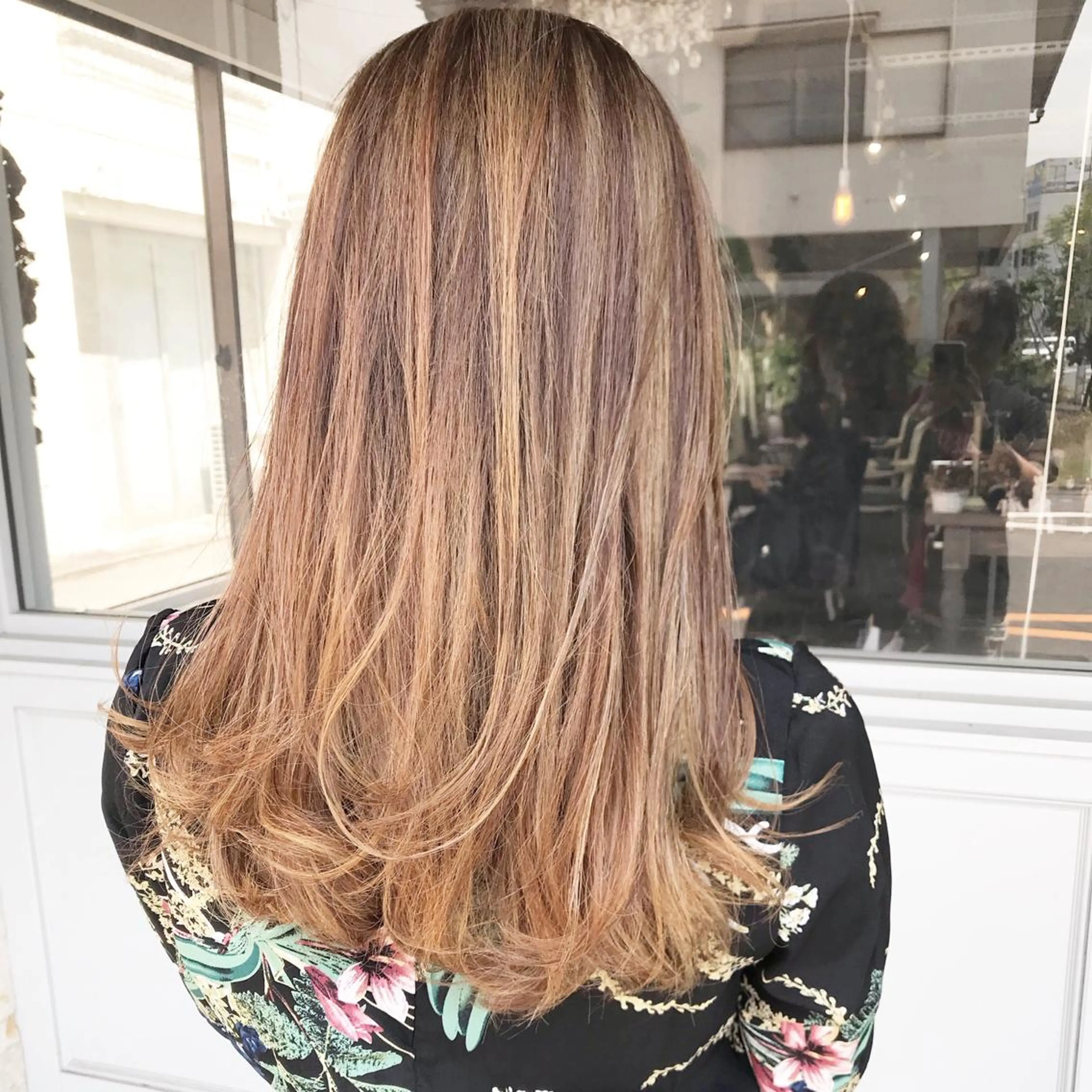 セミロング カラー ヘアアレンジ お団子ヘア 切りっぱなしボブ バレイヤージュ ブリーチ デザインカラー Mariana/ 鶴原-ハイライトのヘアスタイル