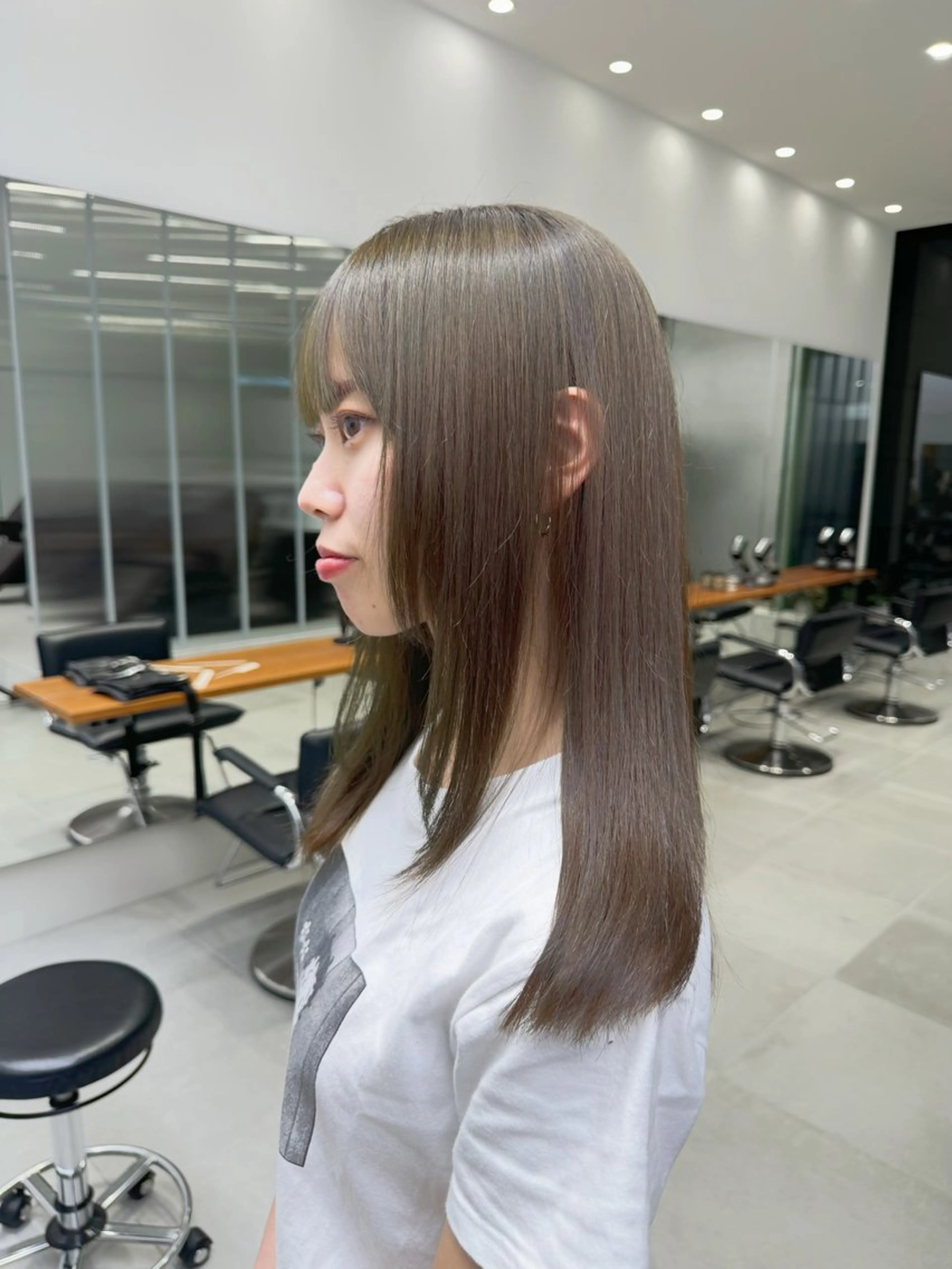 セミロング カラー ベージュカラー オリーブベージュ オリーブカラー 顔まわりレイヤー 顔周りカット カット ヘアカラー ブリーチなし 寒色カラーのヘアスタイル