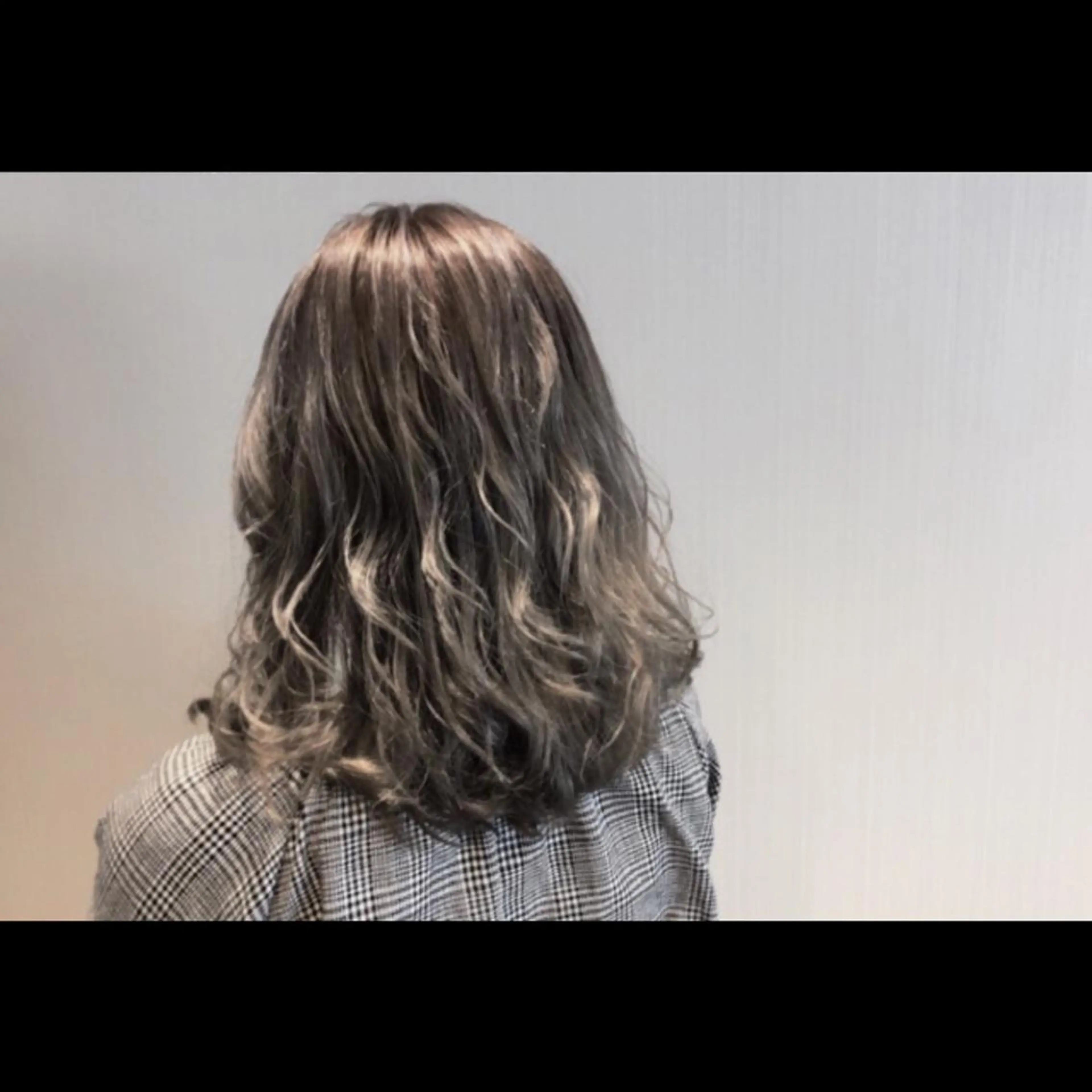 ショート カラー パーマ ヘアアレンジ メンズ メンズブリーチ アッシュ ブリーチ ダブルカラー シルバー moku所属・【mokuオーナー】 すずきちはるのヘアスタイル