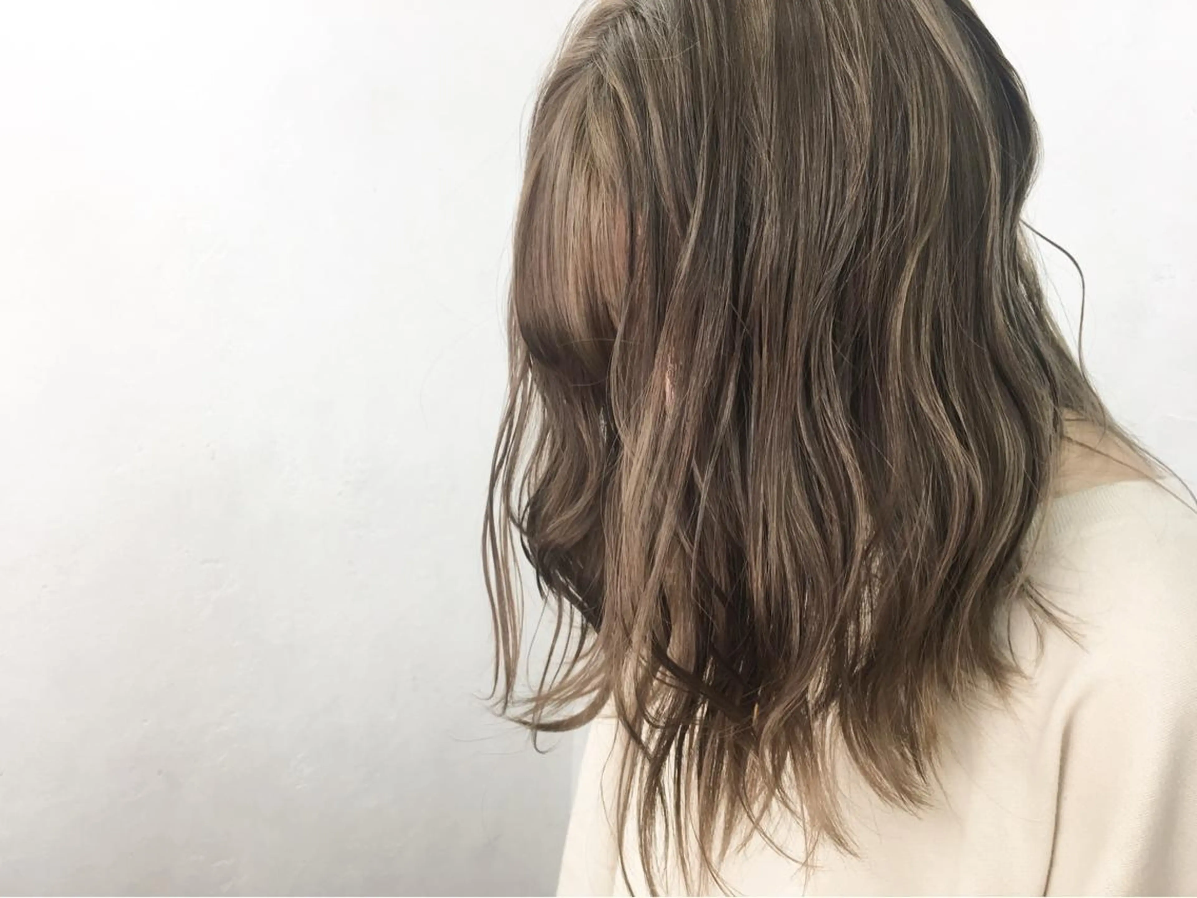 セミロング まお♡レイヤーカット 耳ツボジュエリーのヘアスタイル