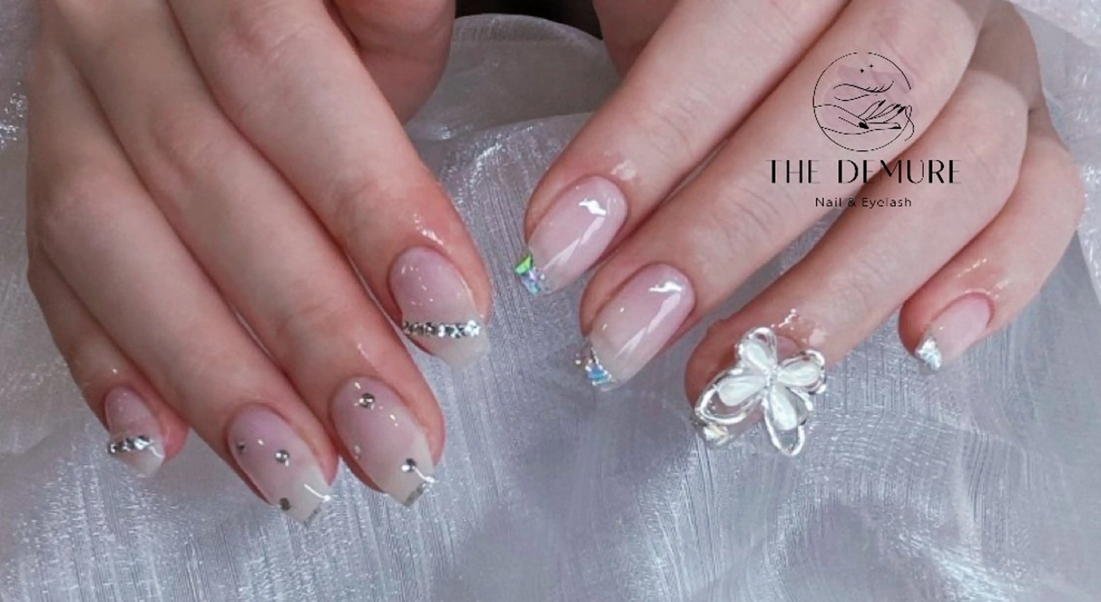 ネイル アートネイル キラキラネイル 韓国ネイル 水色 ロングネイル ハンドネイル ハンドケア NailDemure 【銀座店】のネイルデザイン