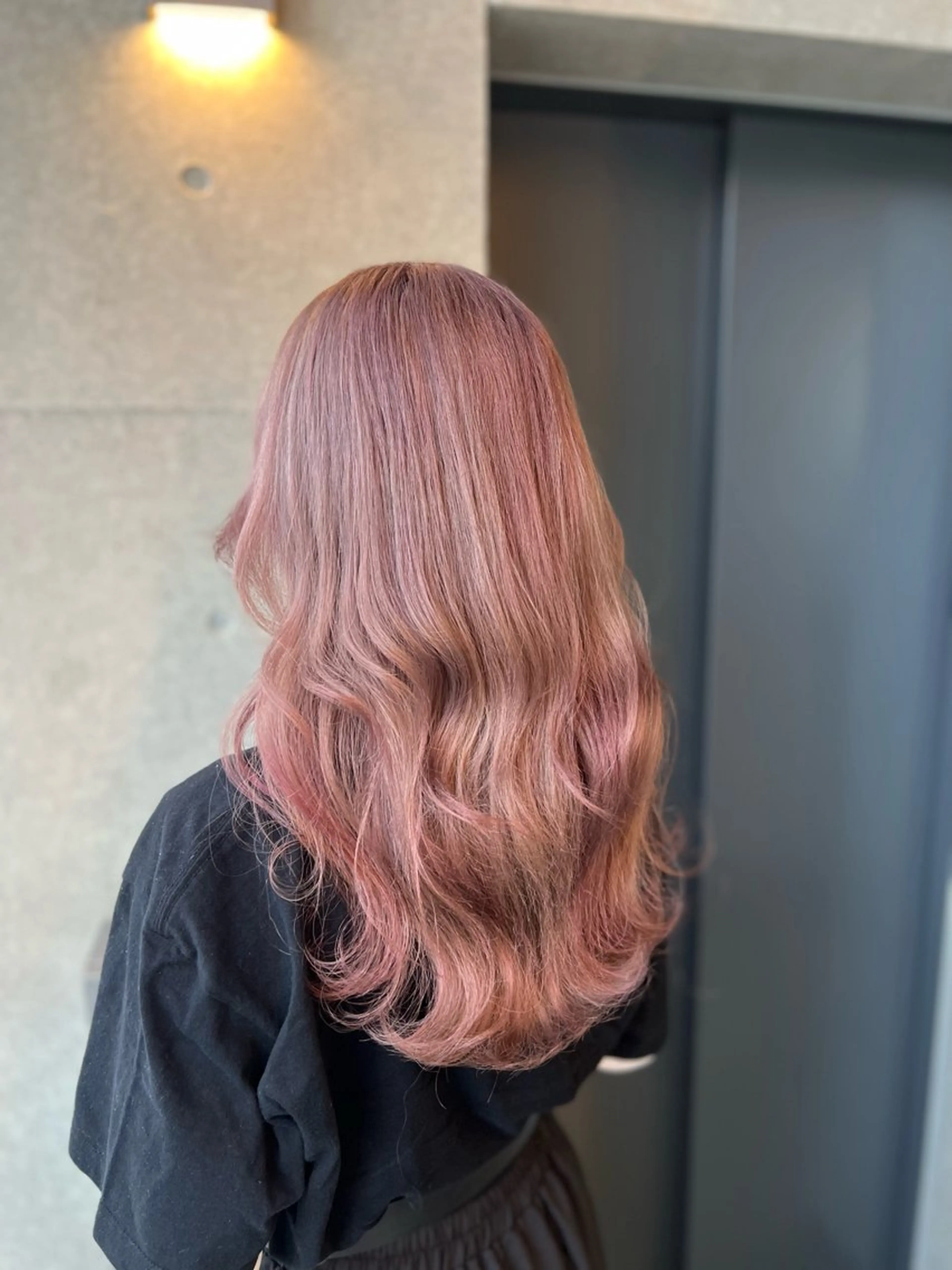 ロング カラー ベージュカラー ブリーチ ハイトーンカラー ピンクカラー ピンクベージュ ヘアカラー ＤＥＳＴ所属・吉野 瑳桜のヘアスタイル