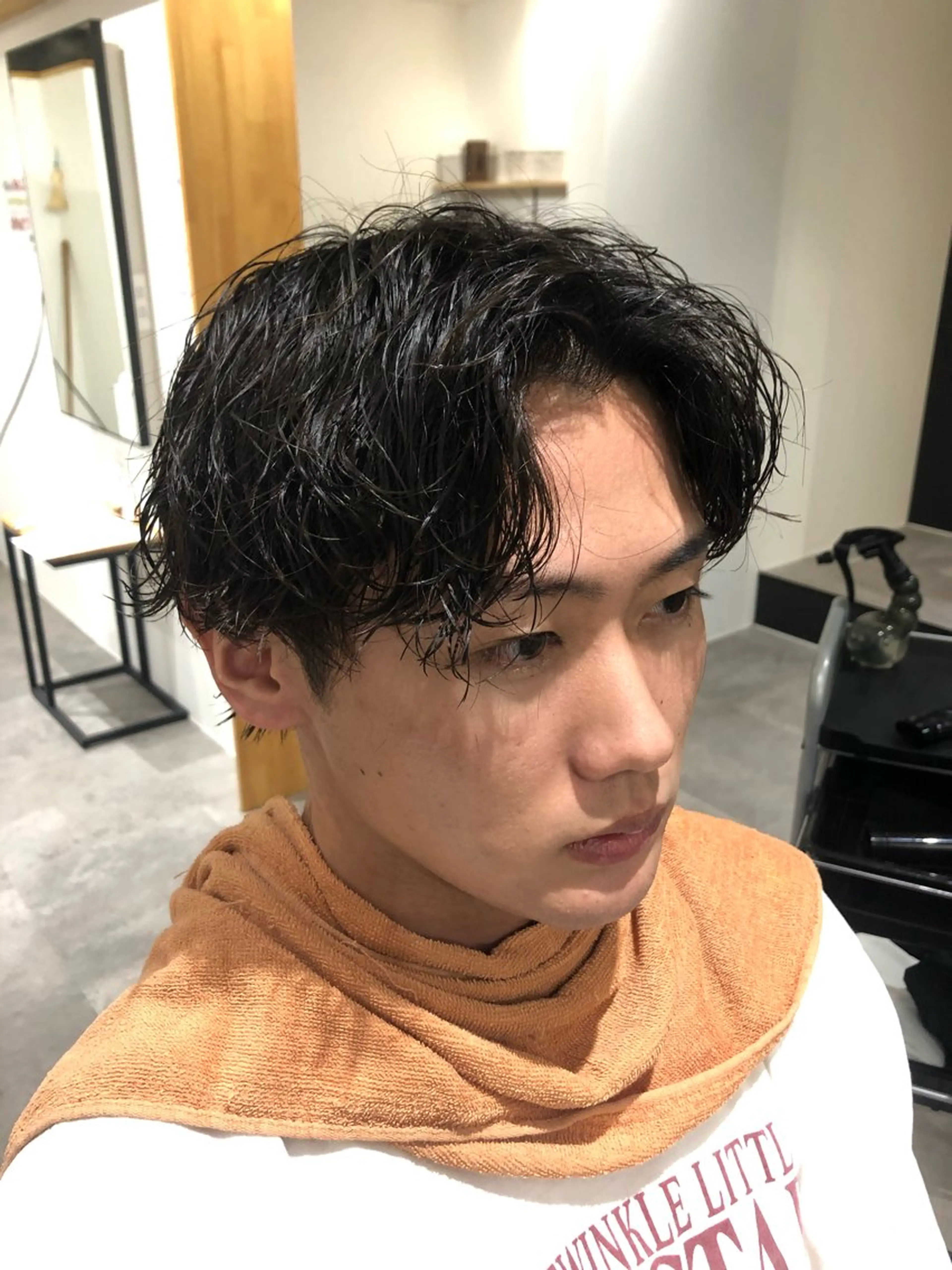 ミディアム パーマ メンズ ミディアムパーマ センターパート メンズパーマ Hwyl by Niau MEN'S HAIR所属・原口 颯太のヘアスタイル