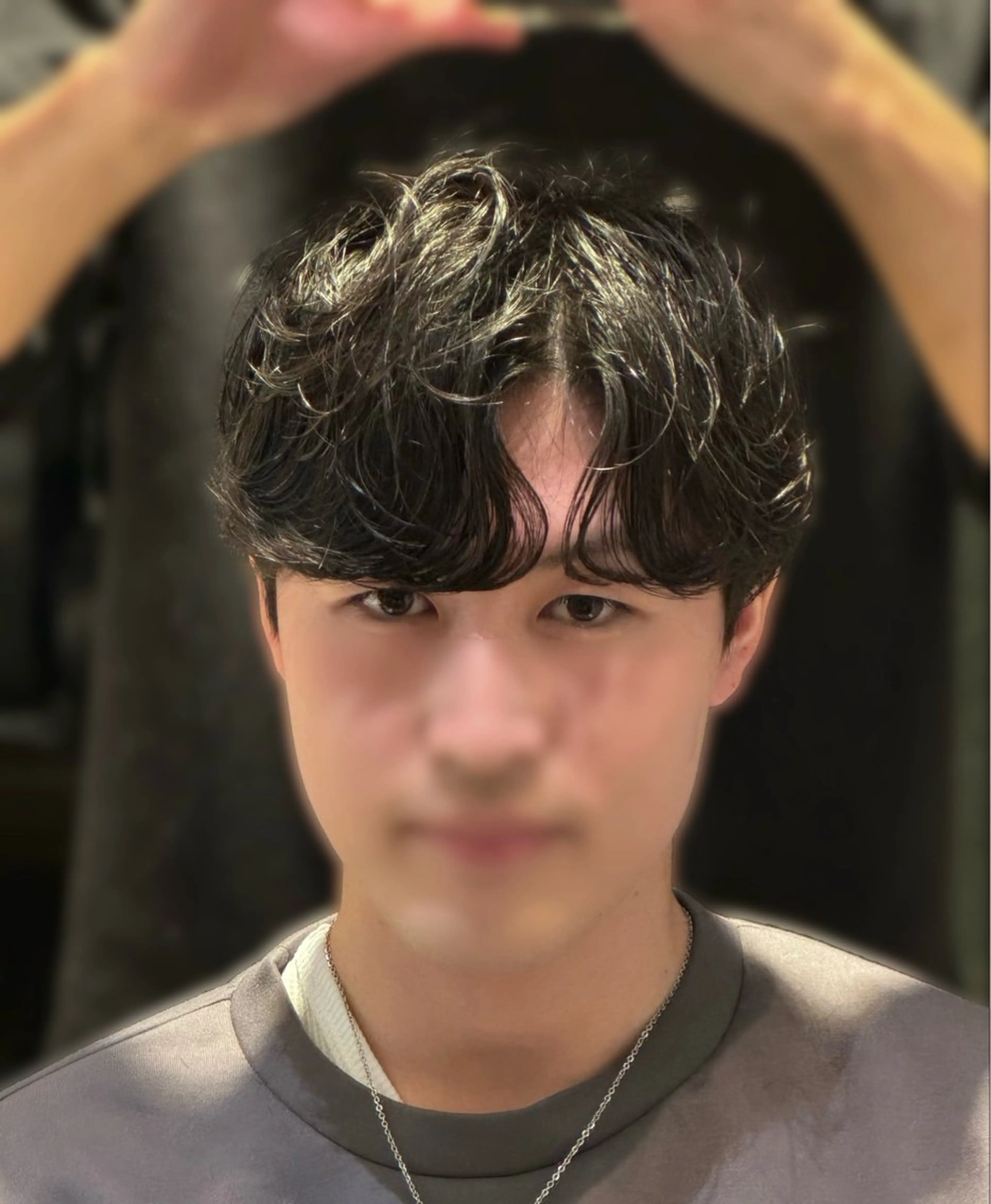 ショート パーマ メンズ センターパート コンマヘア ダウンパーマ カルマパーマ メンズ韓国風 YUKI🇰🇷 カルマ／ダウンパーマのヘアスタイル