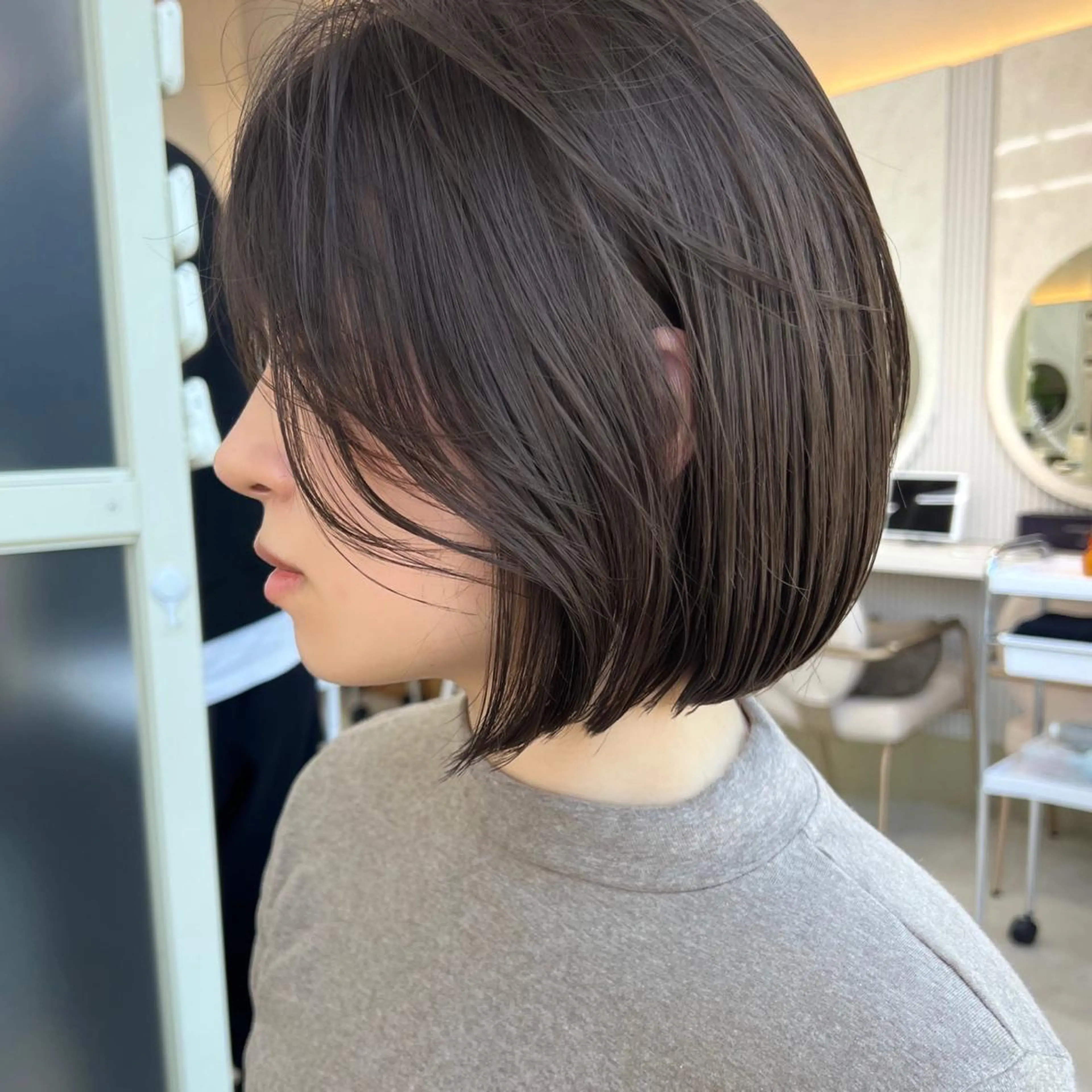 ミディアム カラー グレージュ ボブ ヘアカラー トリートメント ニュアンスレイヤー ハイトーンカラーのヘアスタイル
