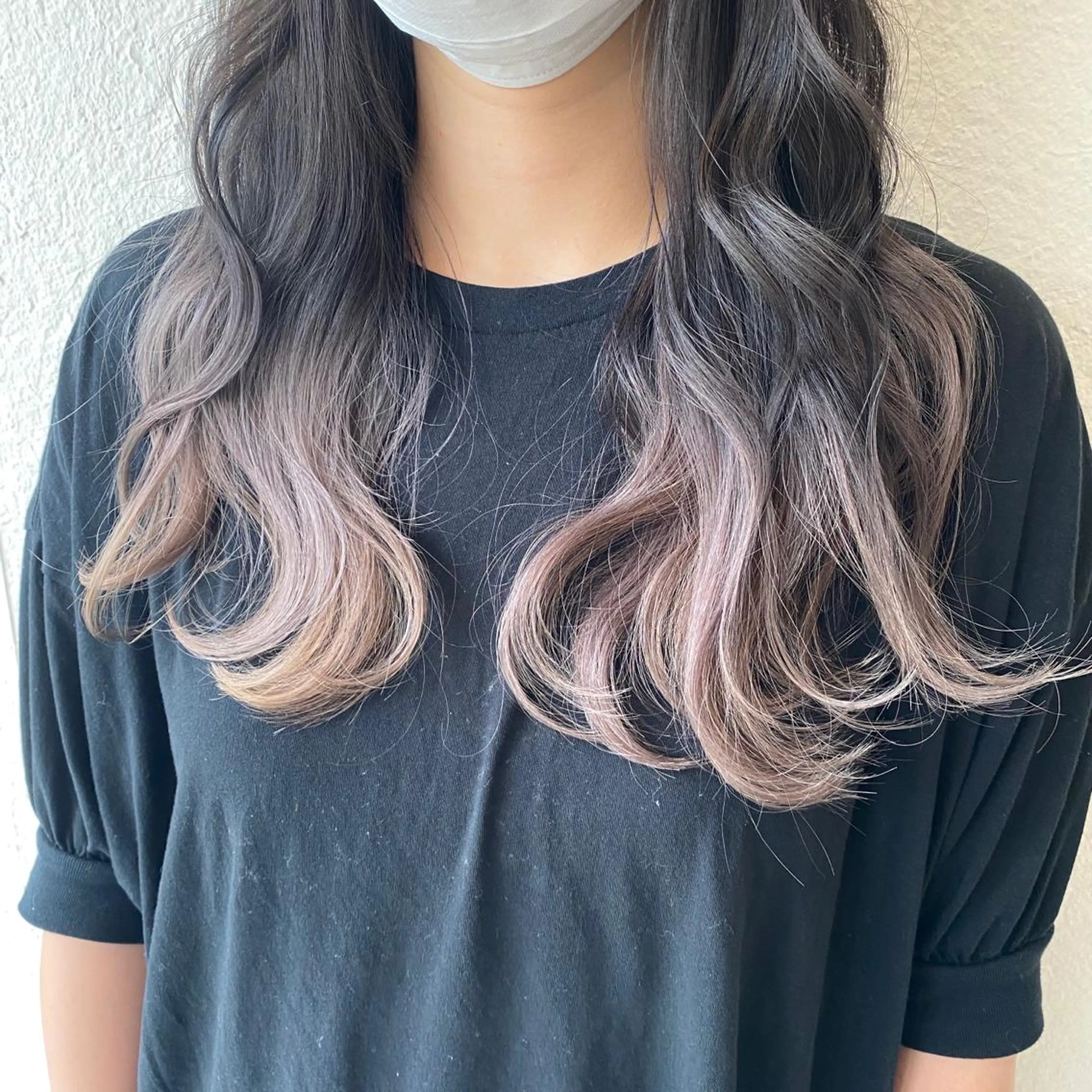 ロング カラー ブリーチ グラデーションカラー シルバー 入江 志穂のヘアスタイル