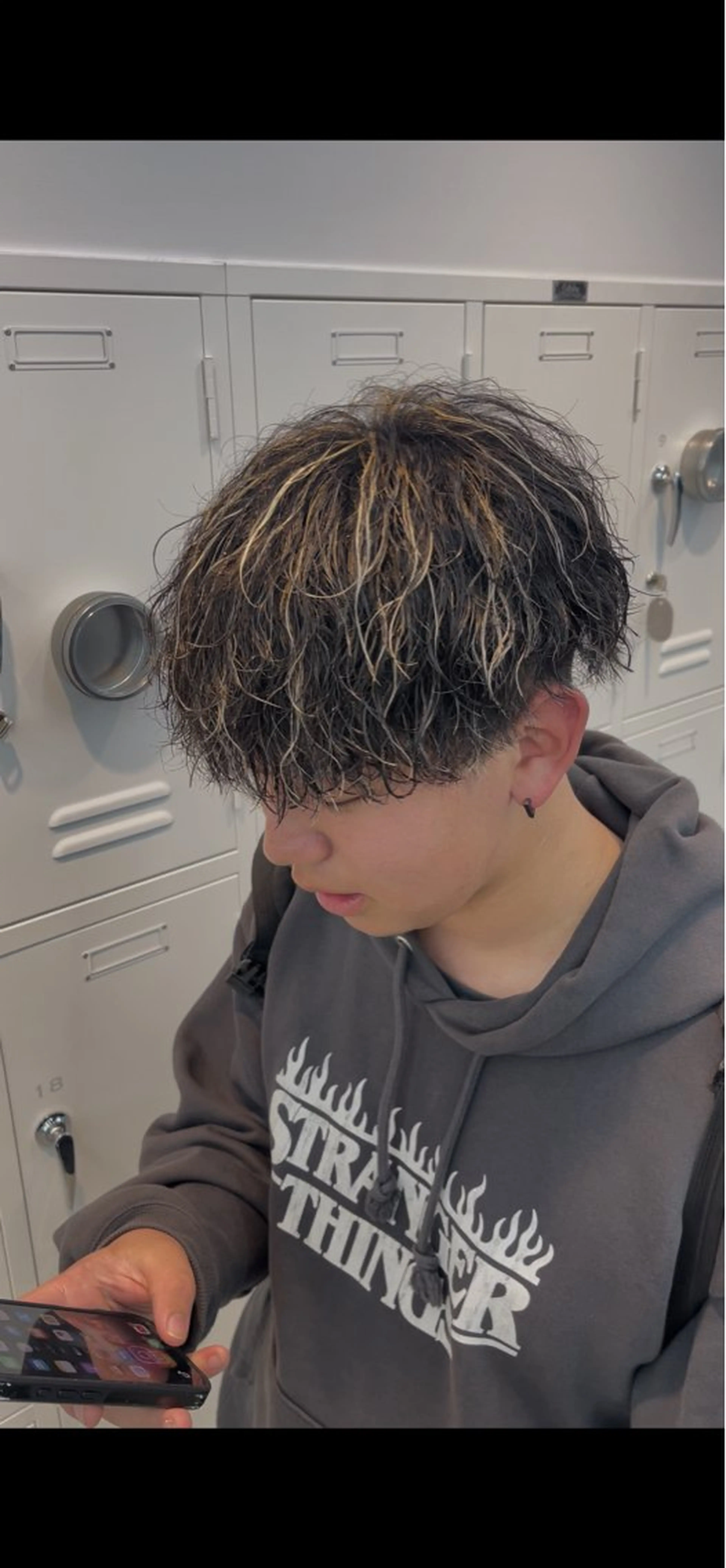 ショート カラー パーマ メンズ キッズ メンズハイライト メンズパーマ ツイストスパイラルパーマ ハイライトカラー ハイライト 岩本晴佳/波巻きパー マ/フェザーパーマのヘアスタイル