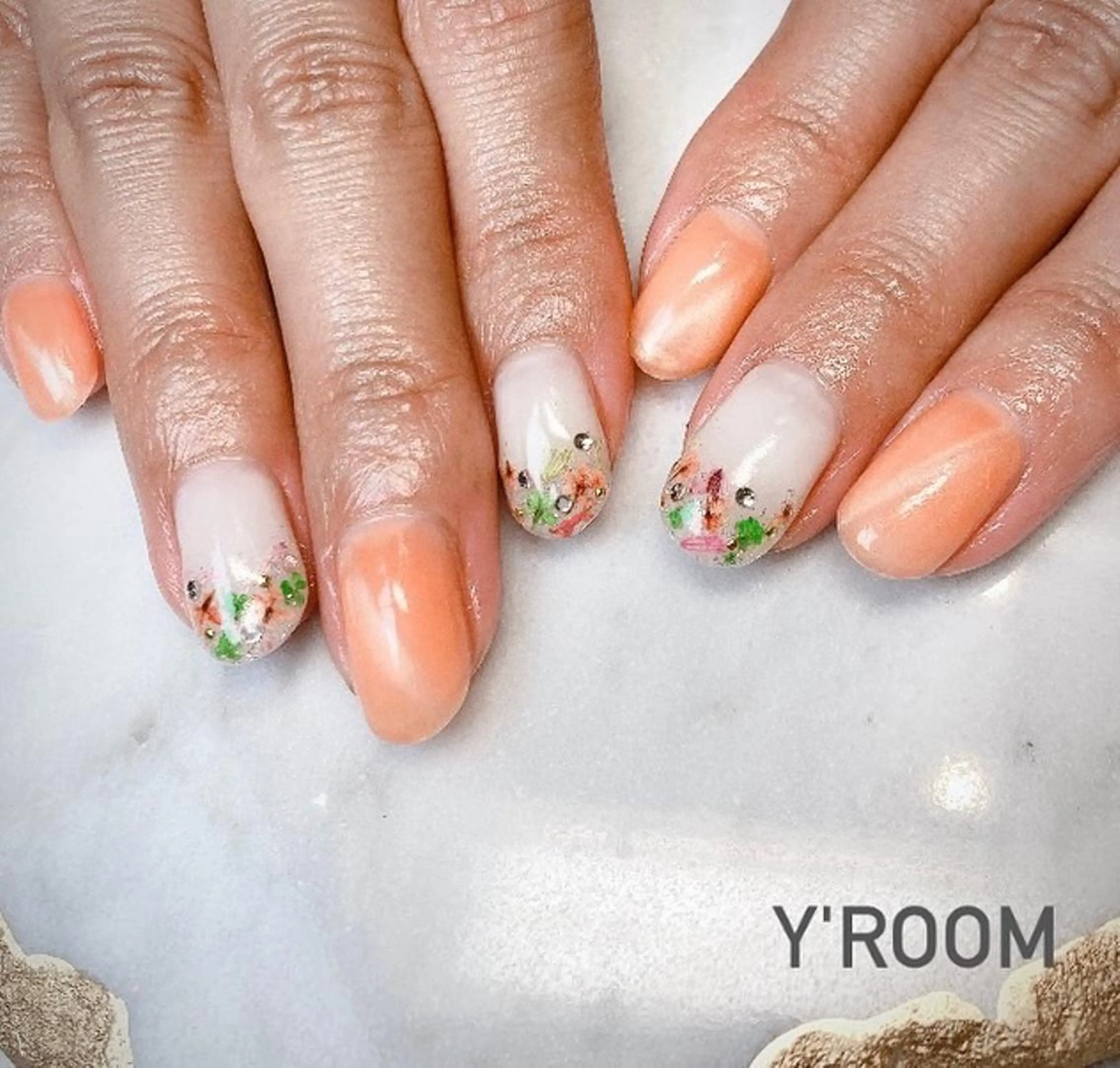 ネイル オーロラネイル フラッシュネイル フラワーネイル フットネイル ジェルネイル YUKA （ネイリスト）のネイルデザイン