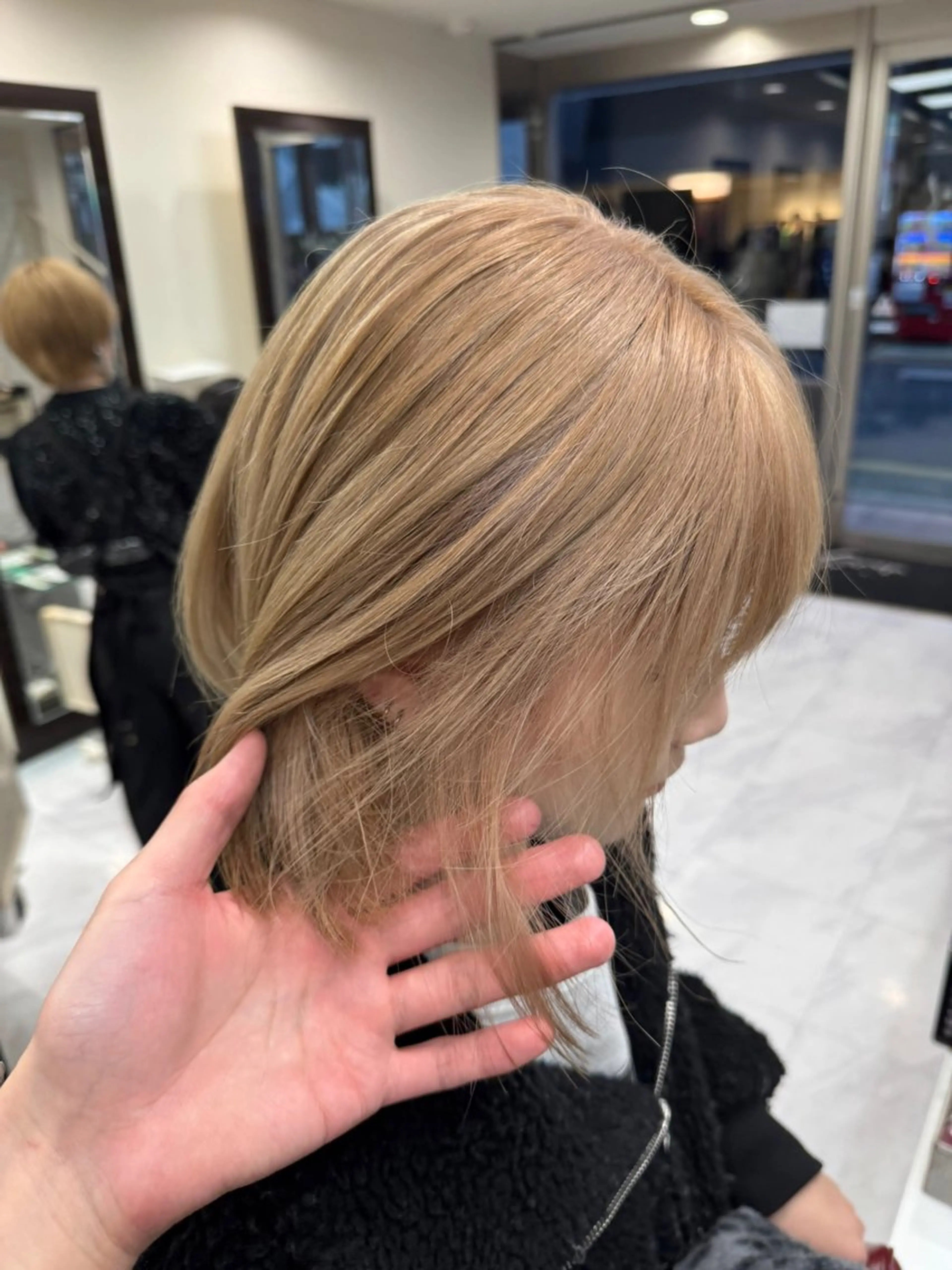 ミディアム カラー ヘアアレンジ 切りっぱなしボブ ミディアムレイヤー ベージュカラー ブリーチ デザインカラー カット ヘアカラー トリートメント 目黒 碧人のヘアスタイル