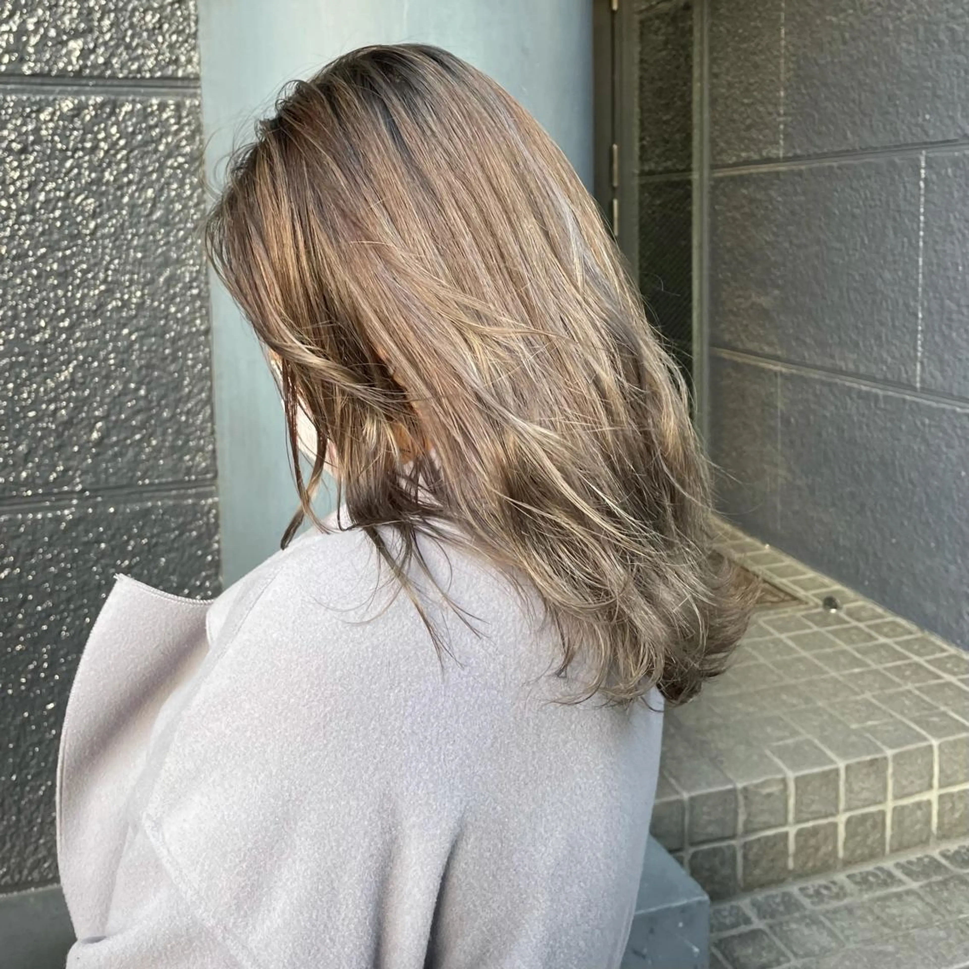 ミディアム カラー ブリーチ ハイライトカラー ハイライト Eleanor 立川北口のヘアスタイル