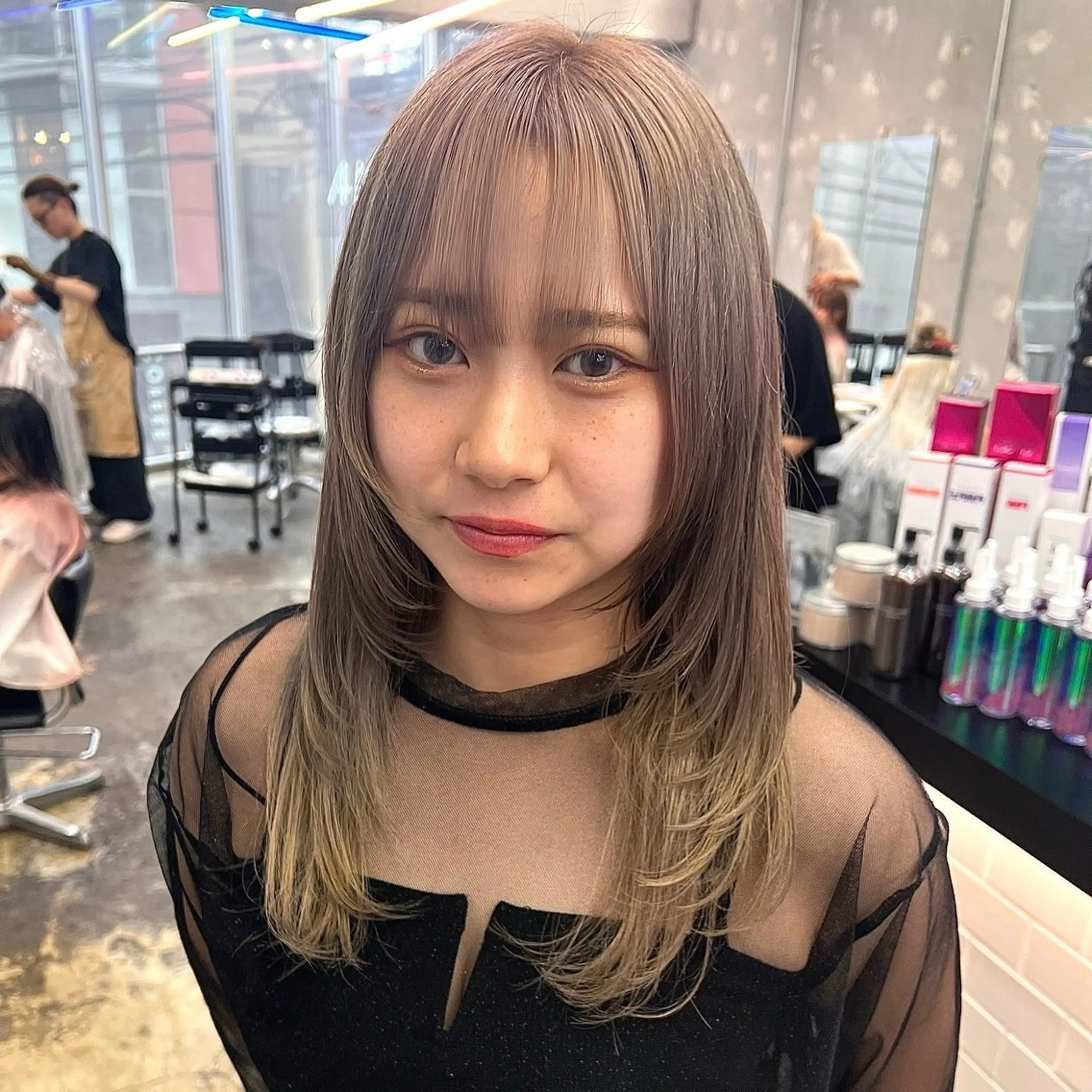 ミディアム カラー カット ヘアカラー トリートメント ヘアセット ブリーチ×レイヤー 🧙 艶髪/レオンのヘアスタイル