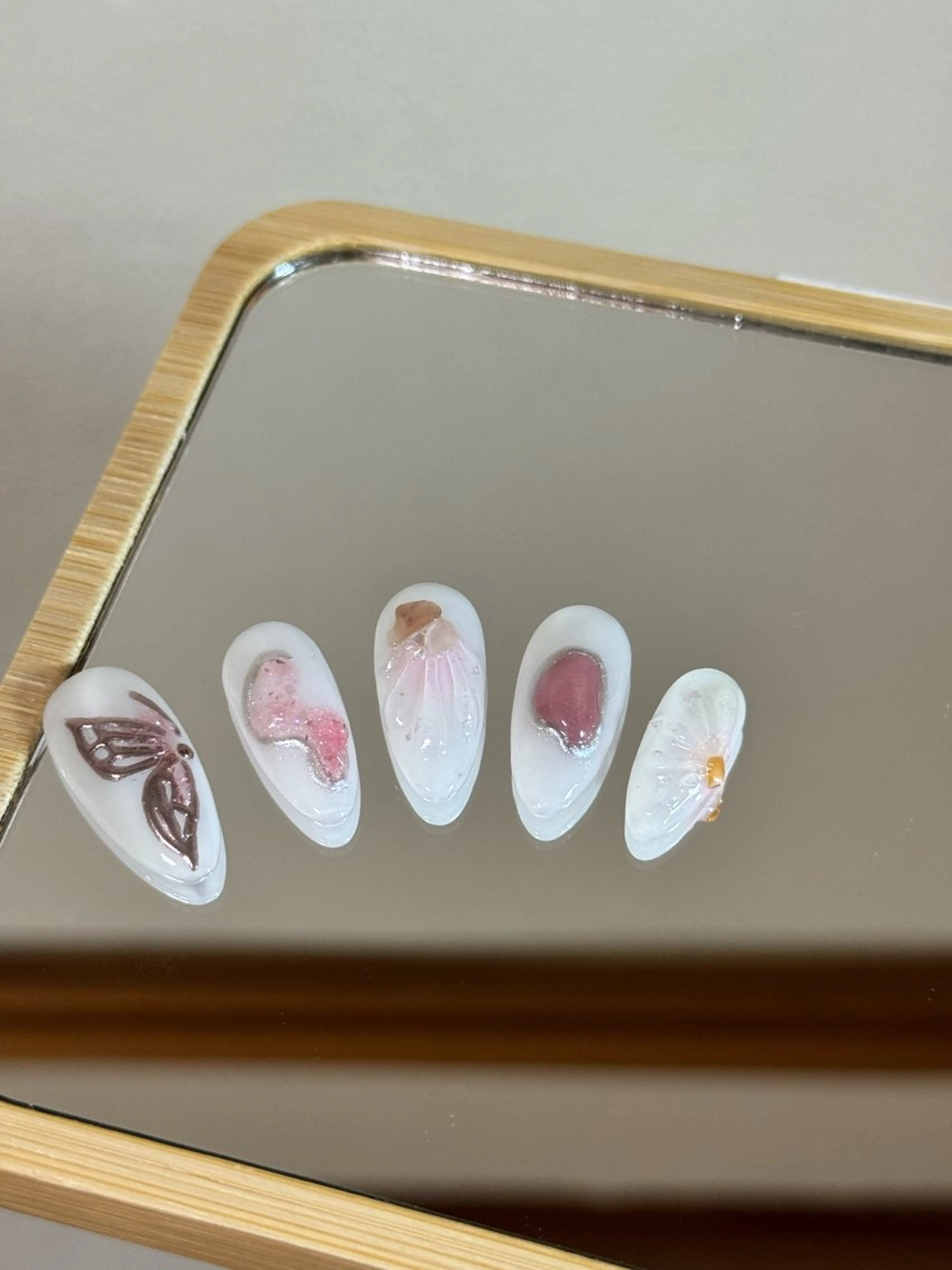 ネイル アートネイル ミラーネイル ハンドネイル ハンドケア グエンティ チャミのネイルデザイン