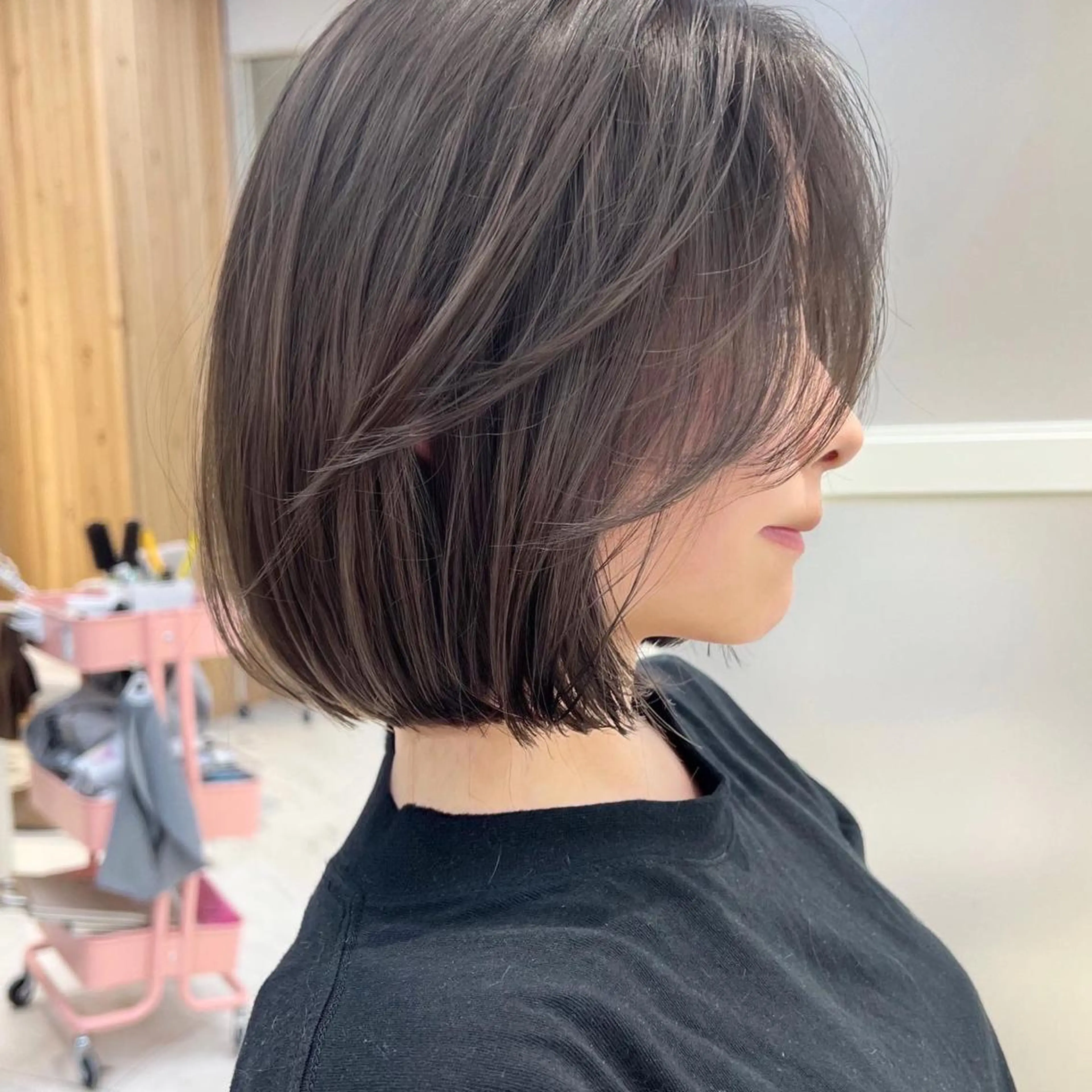 ショート カラー ミストバング グレージュ ボブ くびれヘア 斜めバング カット ヘアカラー トリートメント ニュアンスレイヤー ハイトーンカラーのヘアスタイル