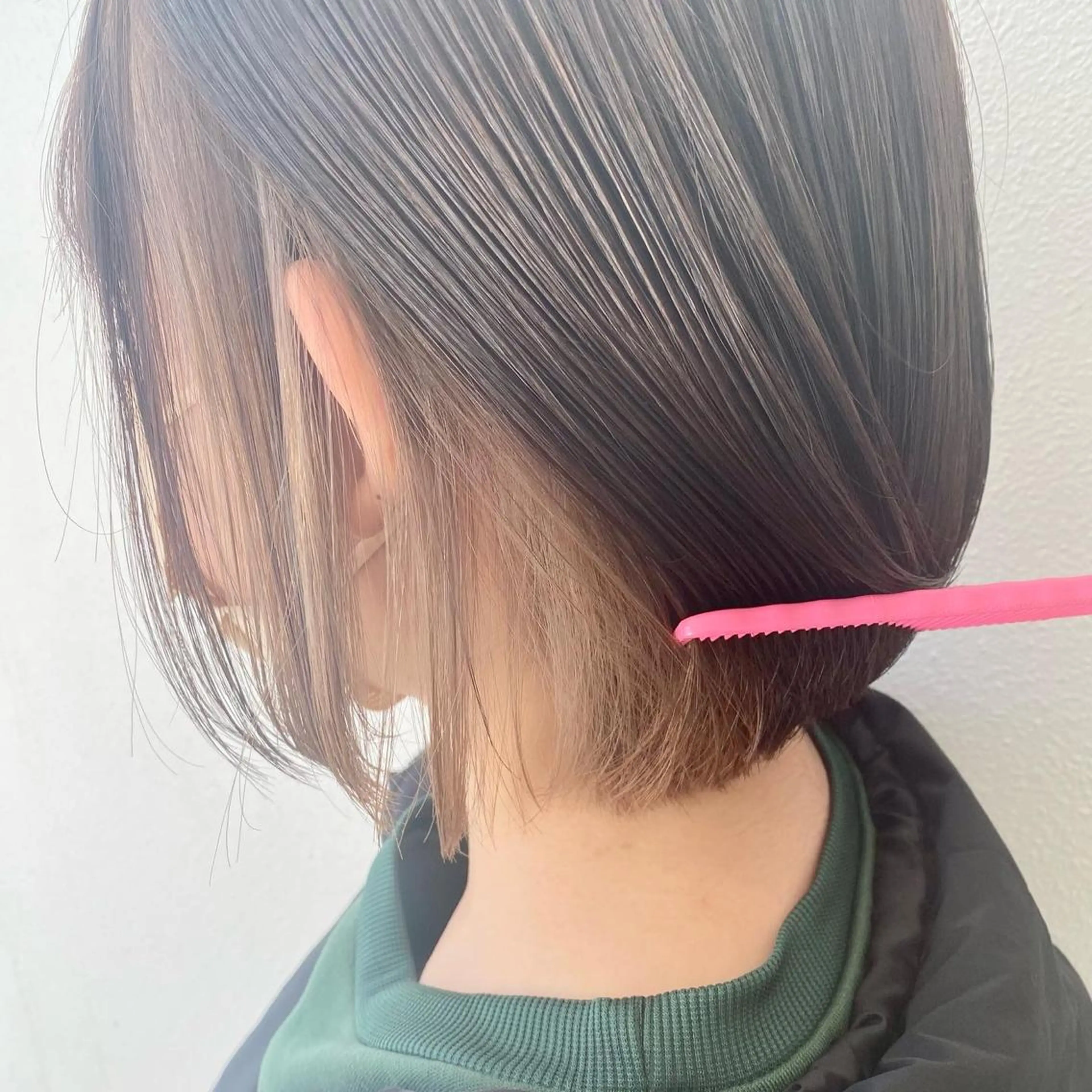 ショート カラー ベージュカラー ブリーチ ミルクティーベージュ ボブ カット ヘアカラー エクステ／インナー カラー 礒野朱里のヘアスタイル