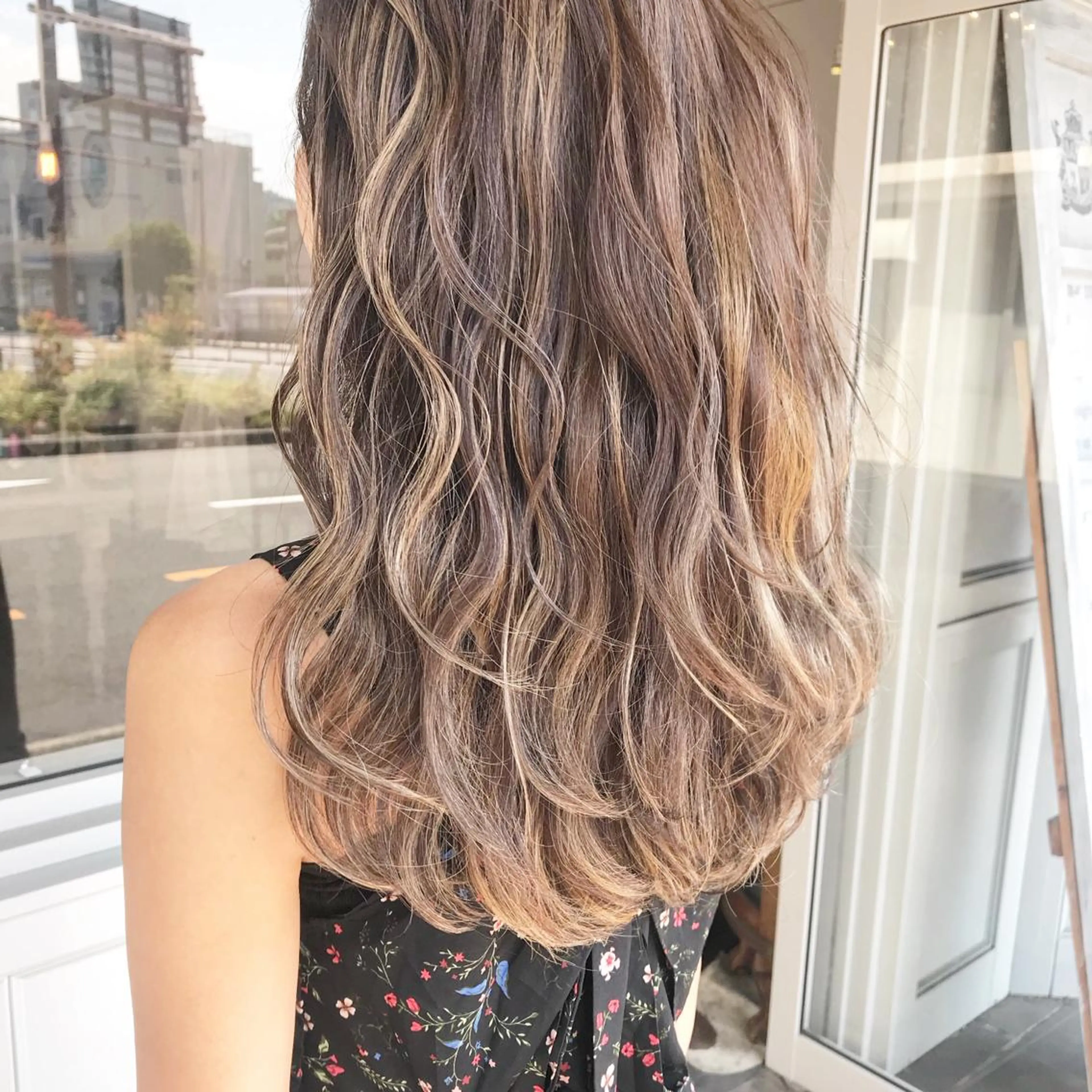 セミロング カラー ヘアアレンジ お団子ヘア 切りっぱなしボブ バレイヤージュ ブリーチ グラデーションカラー Mariana/ 鶴原-ハイライトのヘアスタイル