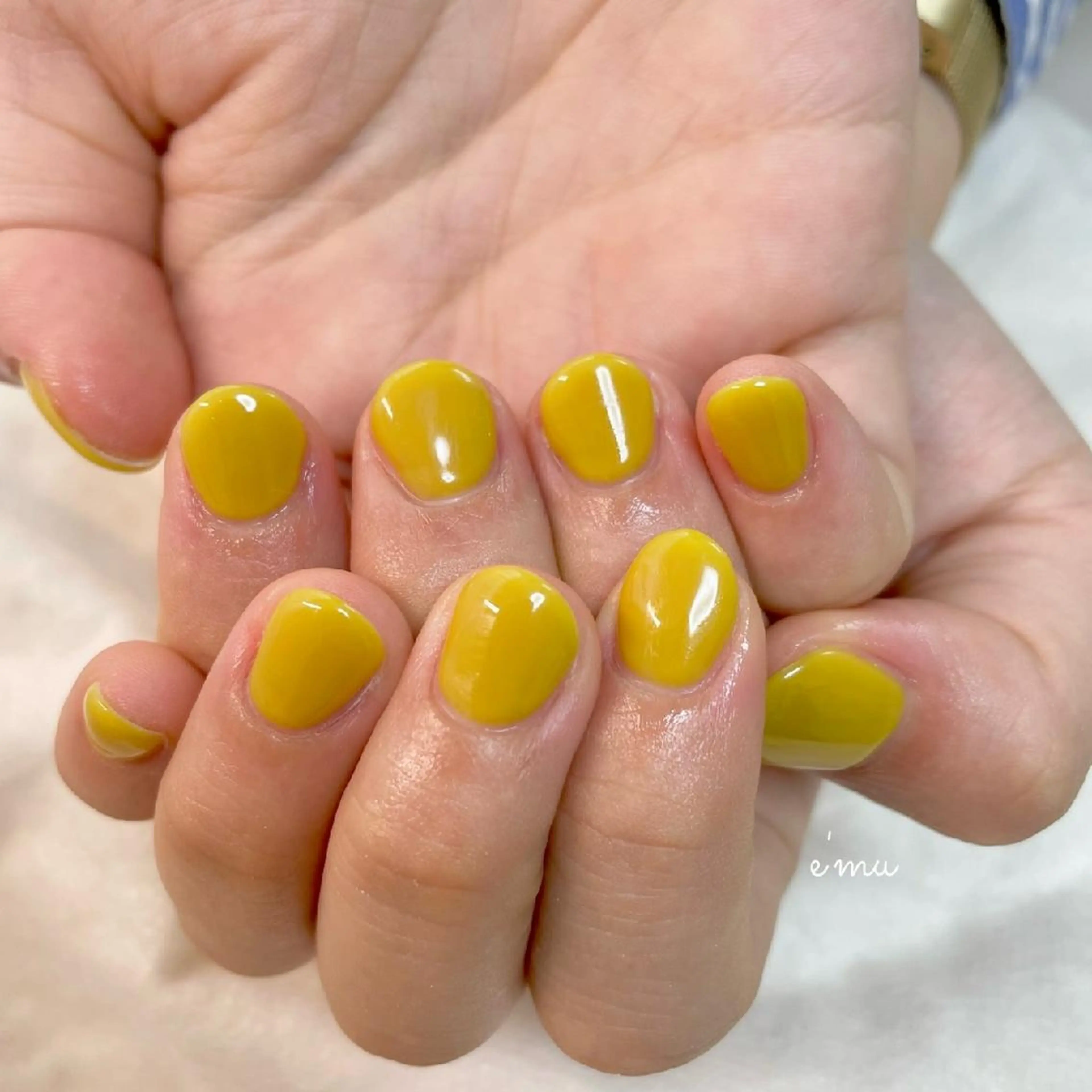 ネイル ワンカラーネイル 黄色 ハンドネイル nail salon e'mu💐のネイルデザイン