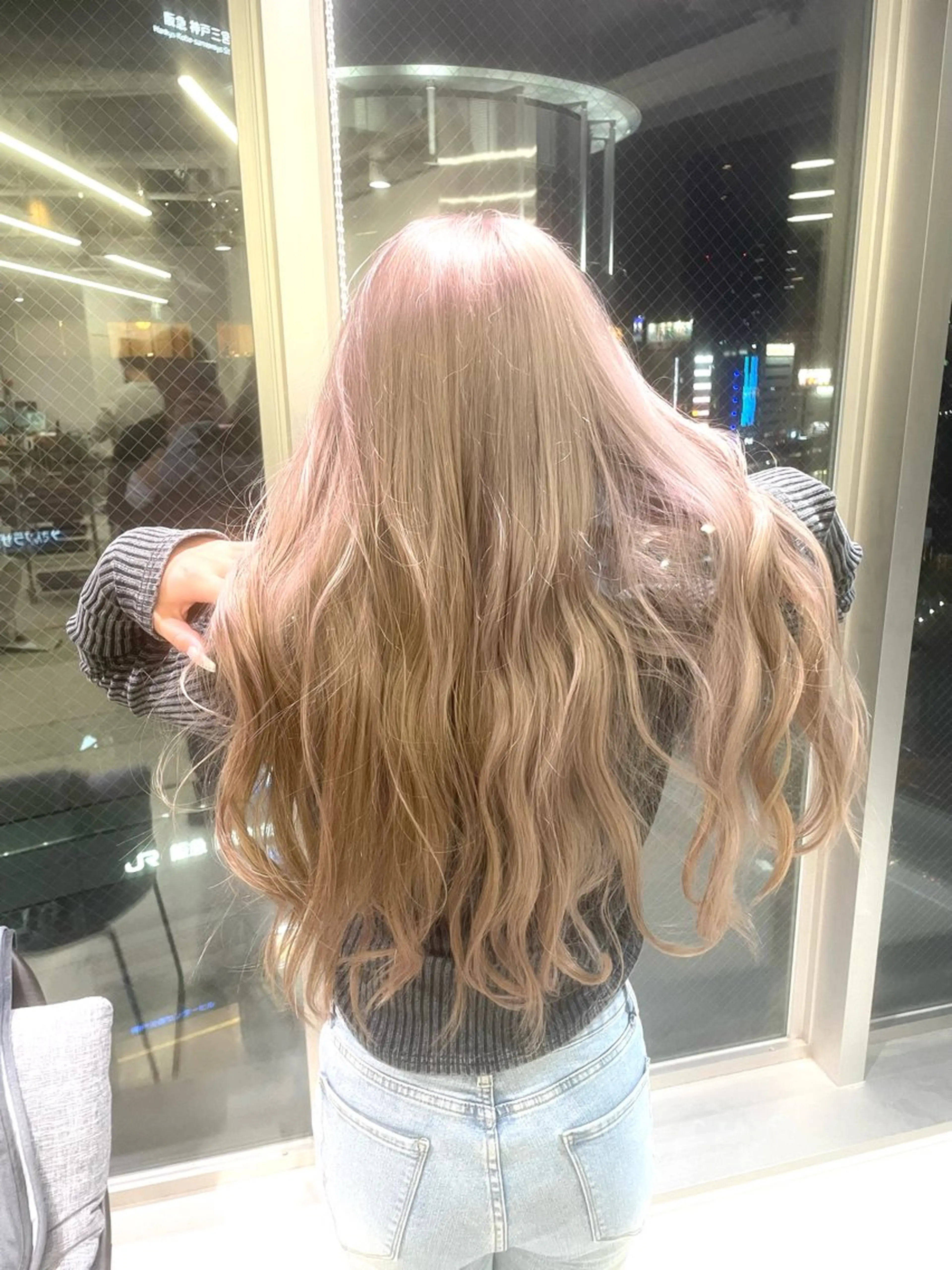 ロング カラー ベージュカラー ブリーチ ミルクティーベージュ ホワイトミルクティーベージュ ヘアカラー トリートメント ブリーチ＆波巻パーマ /飯牟田/GEAR.のヘアスタイル