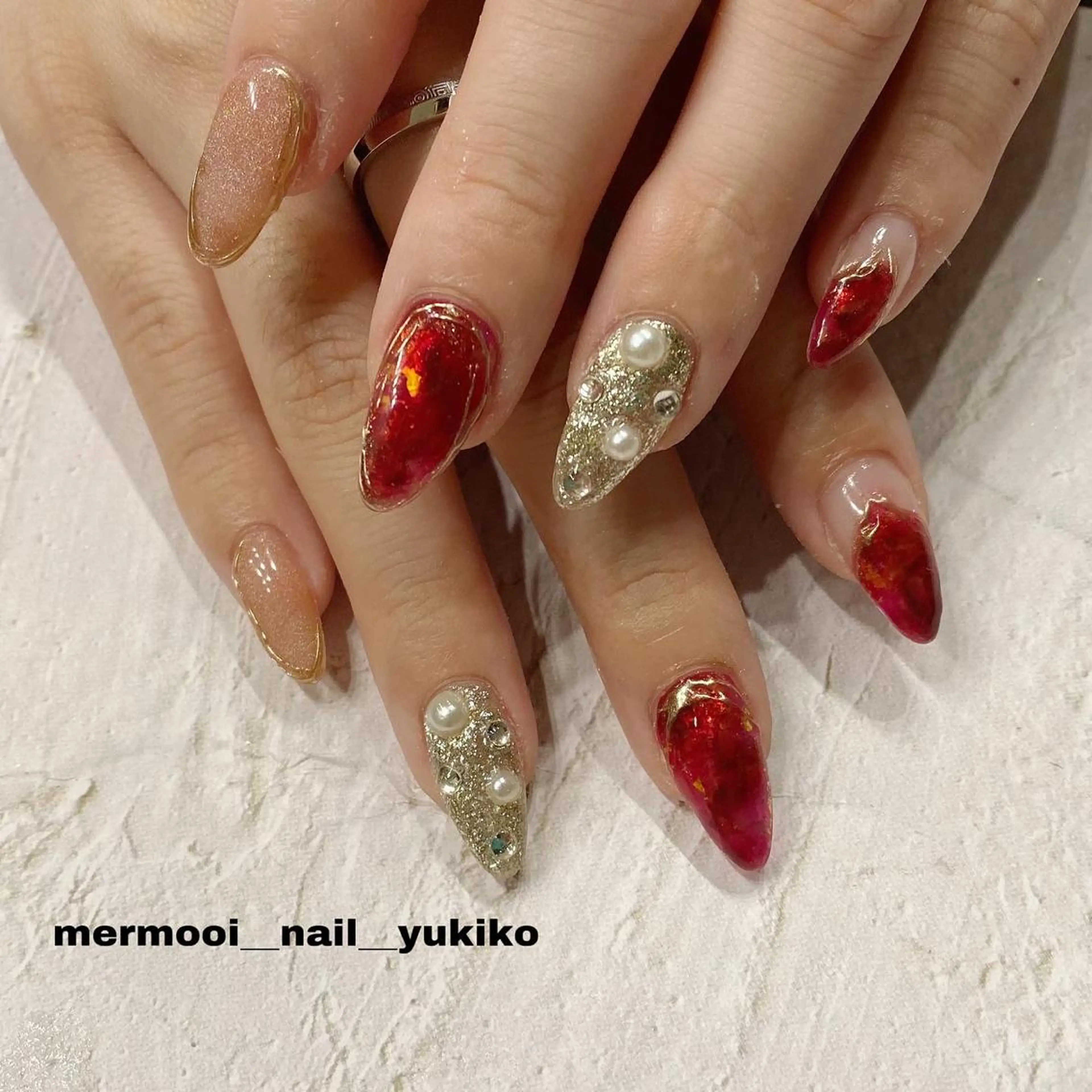 ネイル オーロラネイル 韓国ネイル マグネットネイル ミラーネイル 赤色 ハンドネイル mermooi nailのネイルデザイン