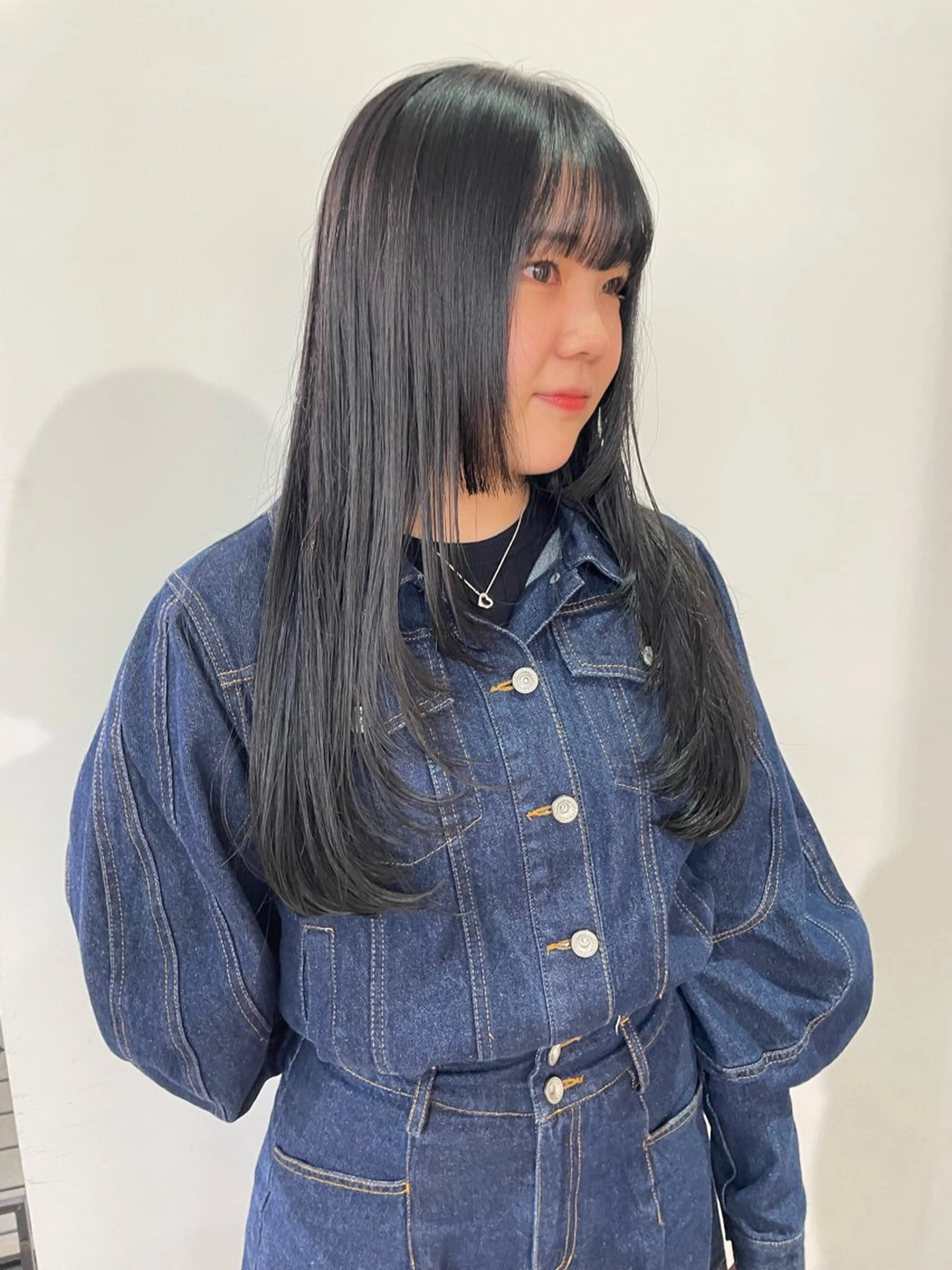 ロング カラー 黒髪 ブルーカラー ブルーブラック 韓国風カラー 顔まわりレイヤー カット ヘアカラー トリートメント MIU/ルーツカラー ボブ/顔周りレイヤーのヘアスタイル