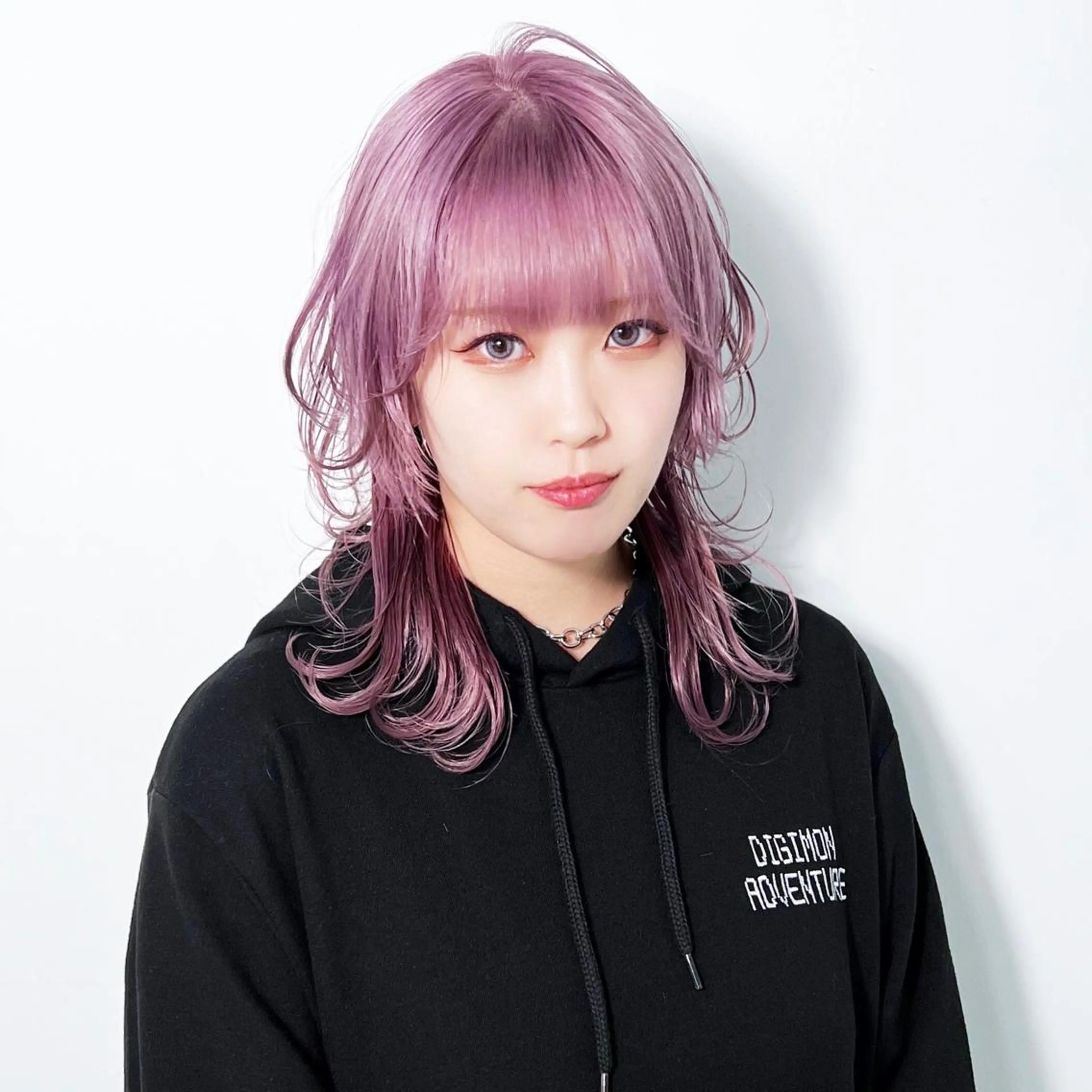 ミディアム カラー ヘアアレンジ ミディアムレイヤー ミストバング ベージュカラー ブリーチ イヤリングカラー カット ヘアカラー トリートメント 大橋 拓巳のヘアスタイル