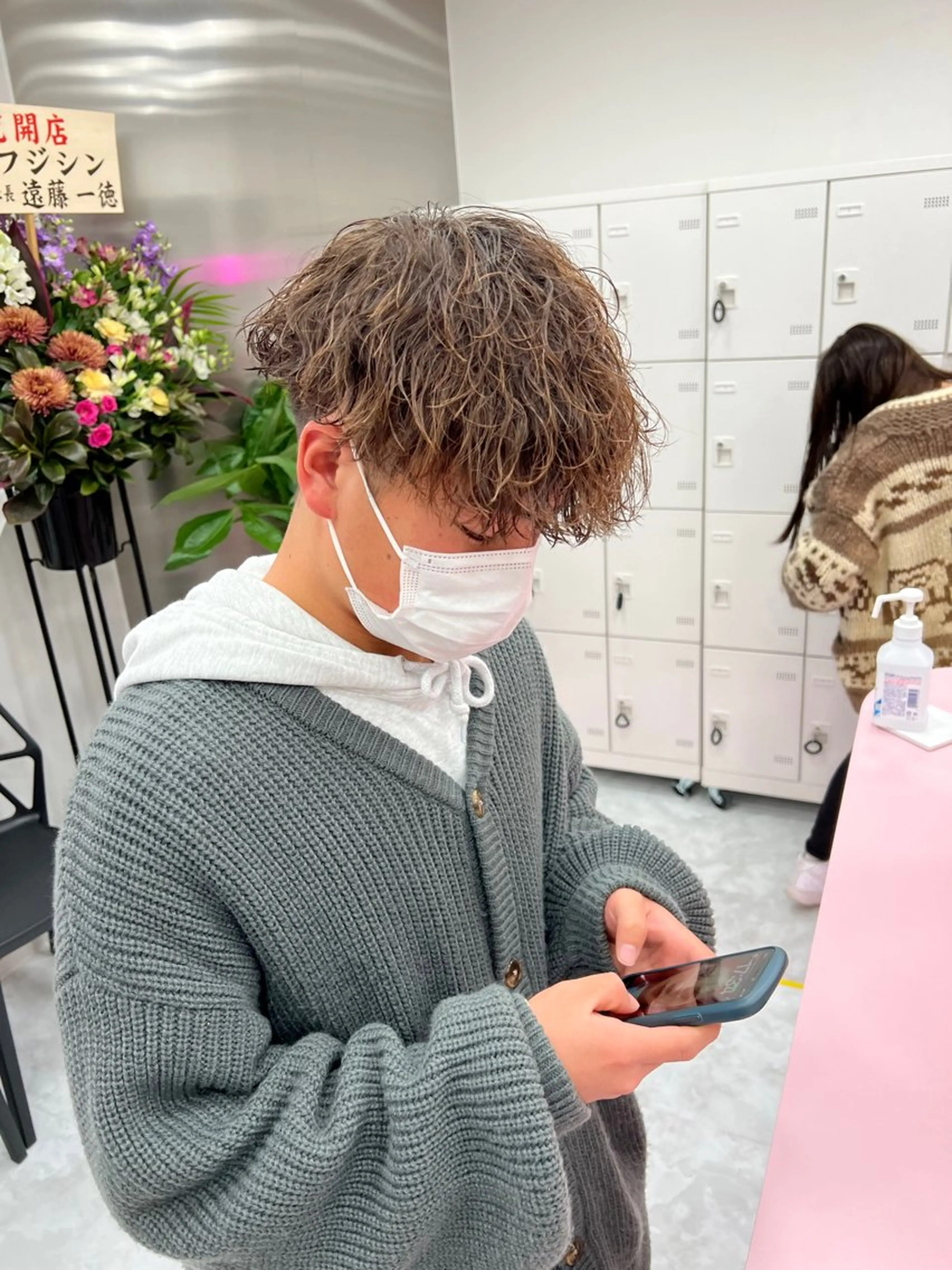 ミディアム パーマ メンズ ミディアムパーマ センターパート メンズ韓国風 韓国マッシュ マッシュウルフ カット パーマ トリートメント ヘッドスパ ヘアセット ✨メンズウルフ特化 美容師タイガ✨のヘアスタイル