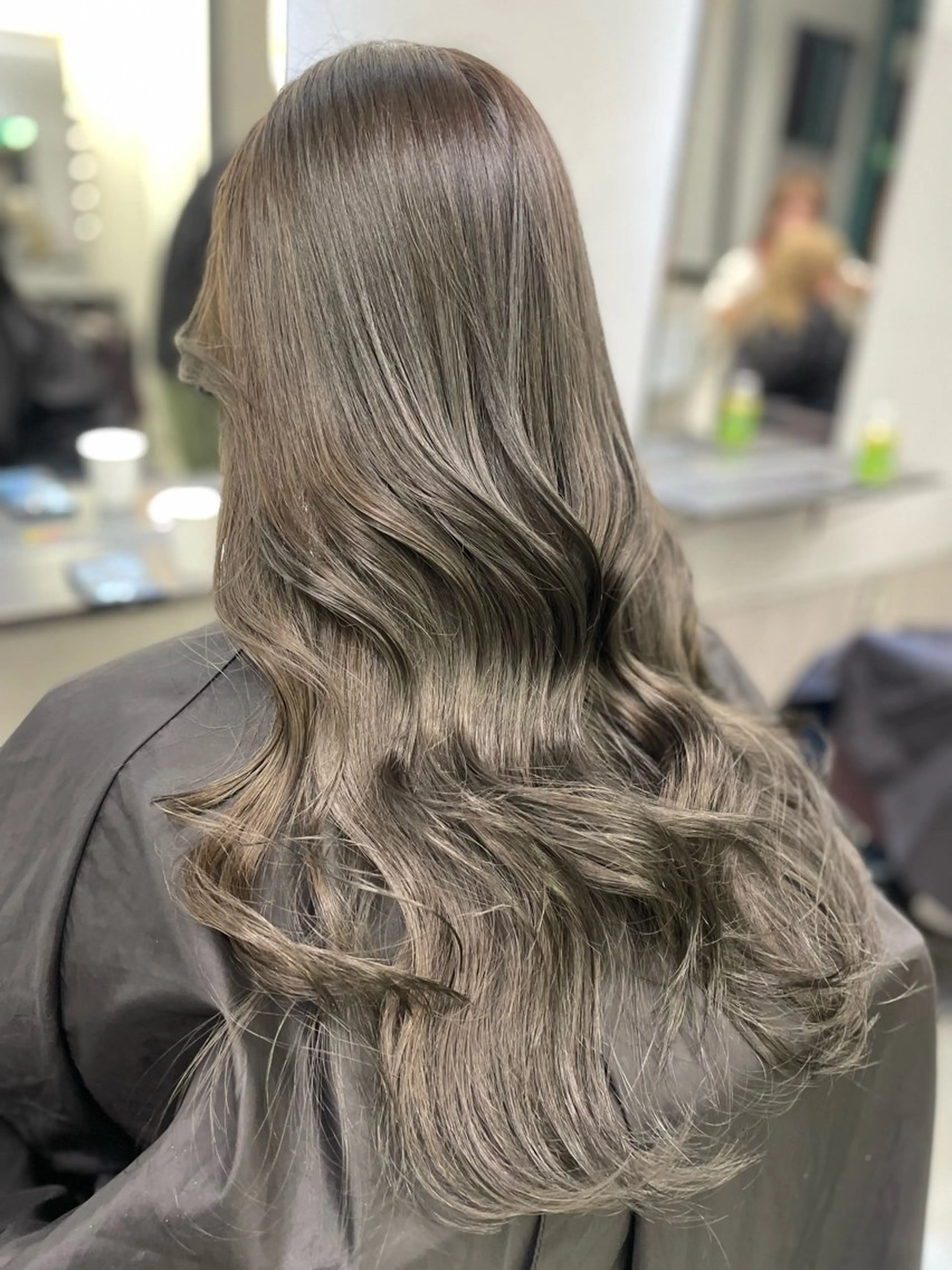 ロング カラー グレージュ オリーブグレージュ オリーブグレー AIRI layer cut hairのヘアスタイル