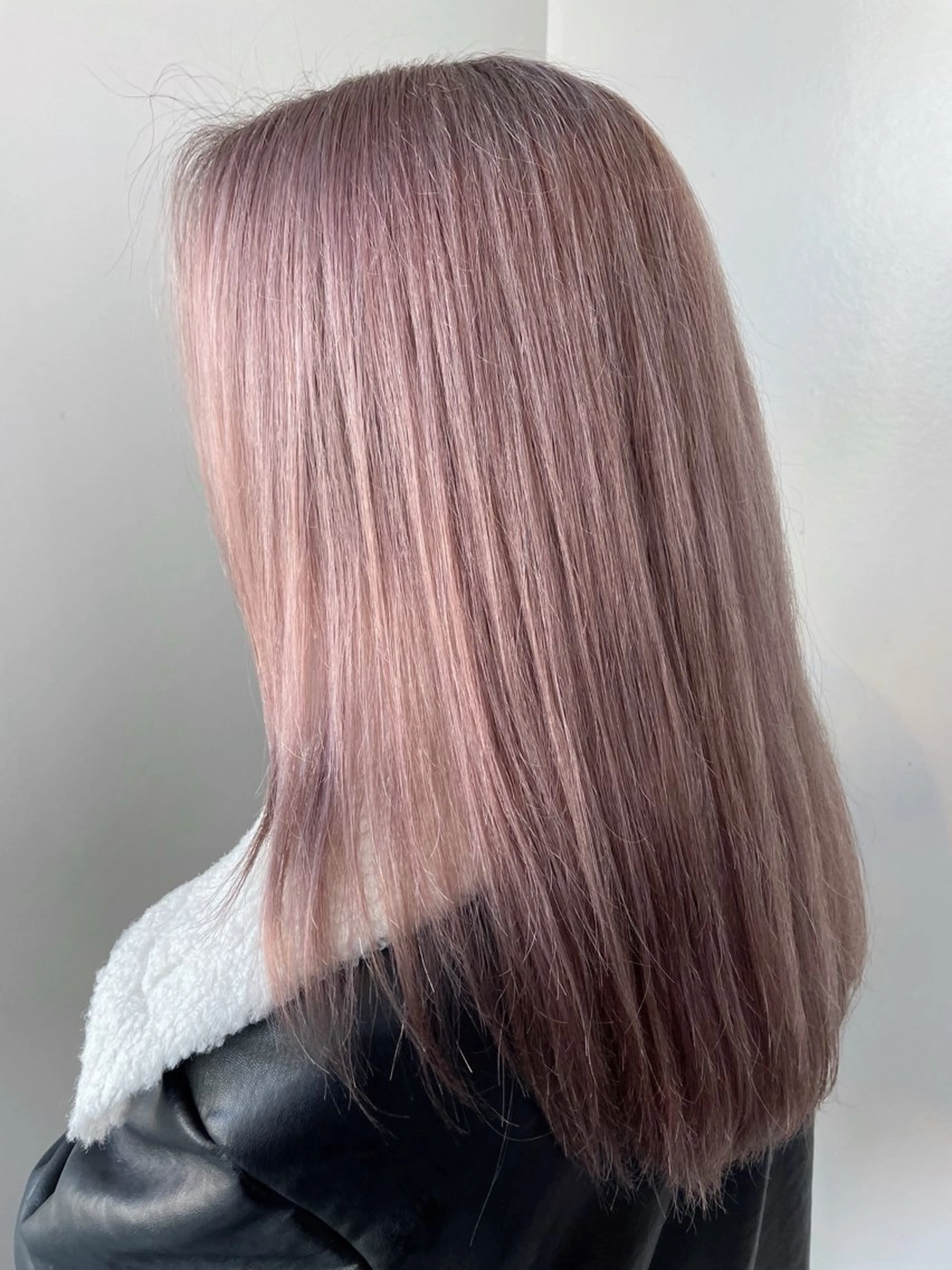 セミロング カラー グレージュ ラベンダーカラー ラベンダーグレージュ ラベンダーグレー カット ヘアカラー トリートメント 中澤 壱太のヘアスタイル